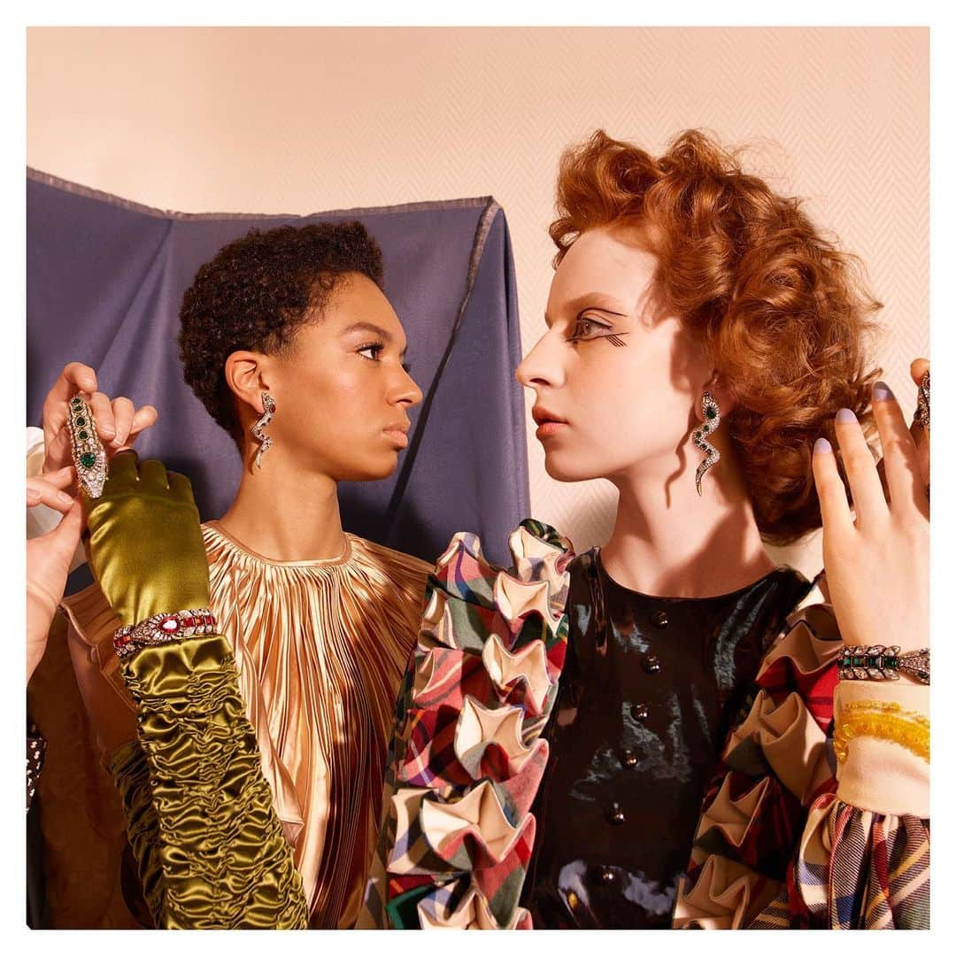 グッチさんのインスタグラム写真 - (グッチInstagram)「Hand-applied crystals in different shapes and sizes define snake-shaped earrings and bracelets from #GucciFW19 by @alessandro_michele. Discover more through link in bio. #AlessandroMichele #GucciJewelry」10月10日 7時25分 - gucci