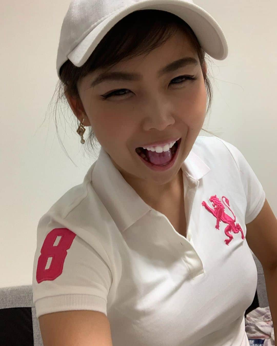 中村愛さんのインスタグラム写真 - (中村愛Instagram)「👚♡ ・ ・ ・ おはよ〜(^o^)朝からポロシャツ👚ゲットしました‼️ってことで、好評だった #渋野日向子 #顔マネ #モノマネ (^o^) ほぼほぼ私なんだけどどんどん似てきてる！？笑笑 #ゴルフ女子 #中村愛 #そっくりさん」10月10日 7時26分 - nakamuramura_ai