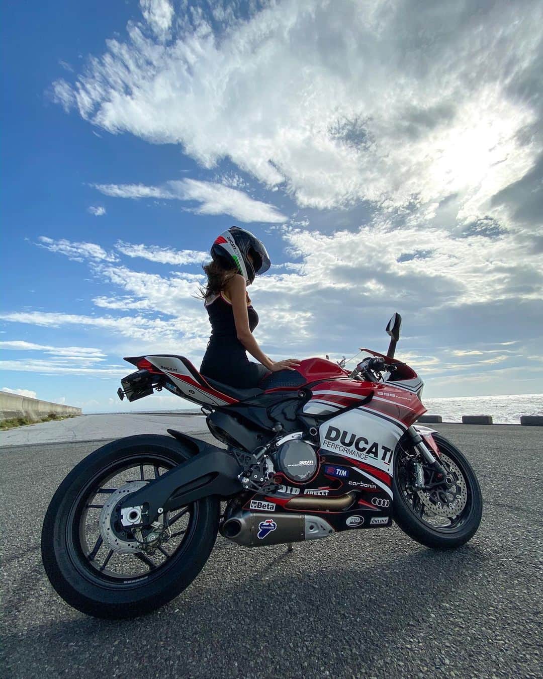 CAMIRAさんのインスタグラム写真 - (CAMIRAInstagram)「Panigale映えますな😚♡ #パニガーレ #バイク女子 #バイク好きな人と繋がりたい #ドカ女子 #バイクのある風景  #panigale899 #panigale #bike #bikegirl #motocycle #bikelife #motorcycle  #motorcycle_moment  #sportsbike  #supersport #ducati」10月10日 7時34分 - camila.528
