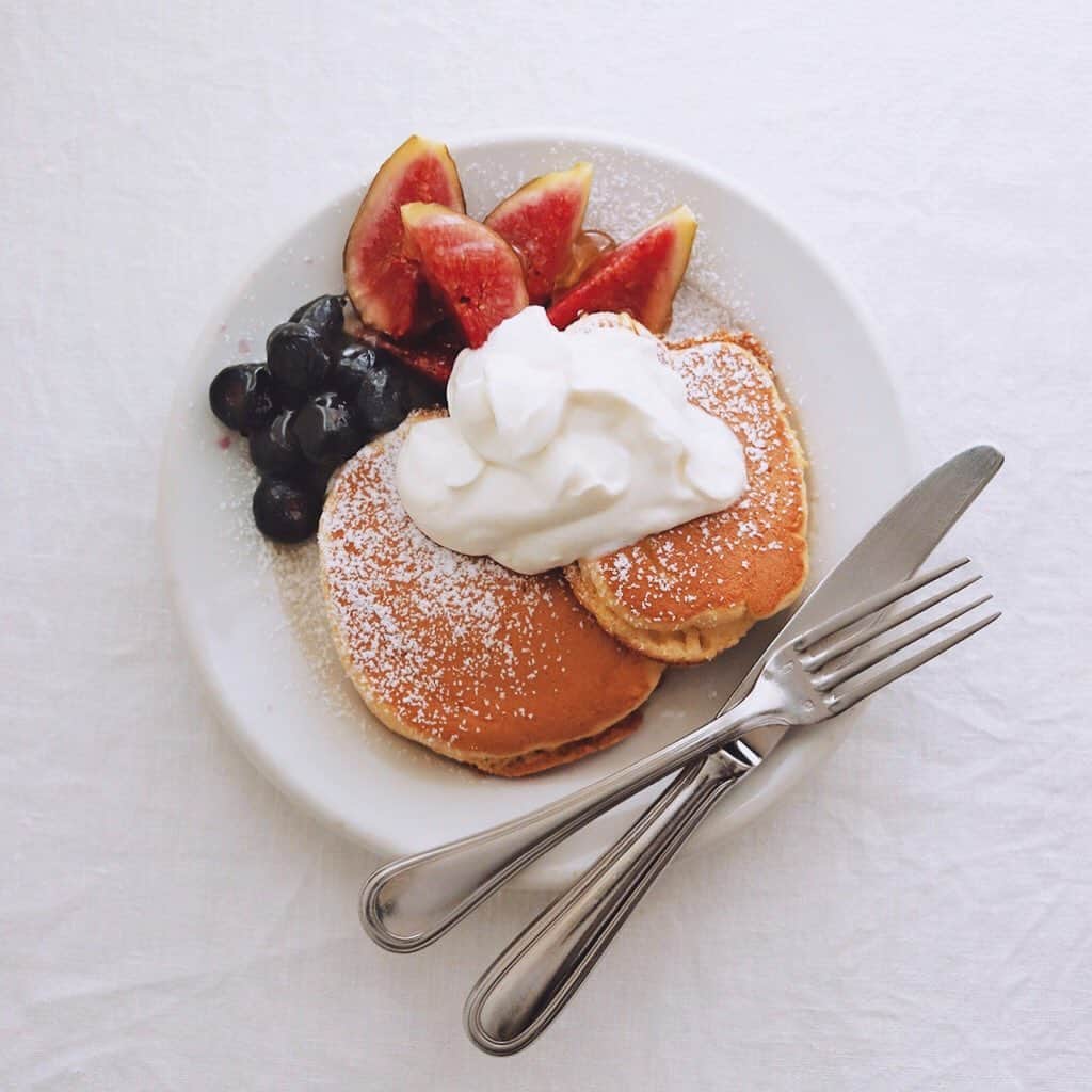 樋口正樹さんのインスタグラム写真 - (樋口正樹Instagram)「breakfast pancake . 朝ごはんのパンケーキ。 生地にメレンゲを加え ふっくら焼いたものに 水切りヨーグルトのせ、 無花果とブルーベリー。 . . #パンケーキ #ホットケーキ #breakfastpancake #pancake」10月10日 7時40分 - higuccini
