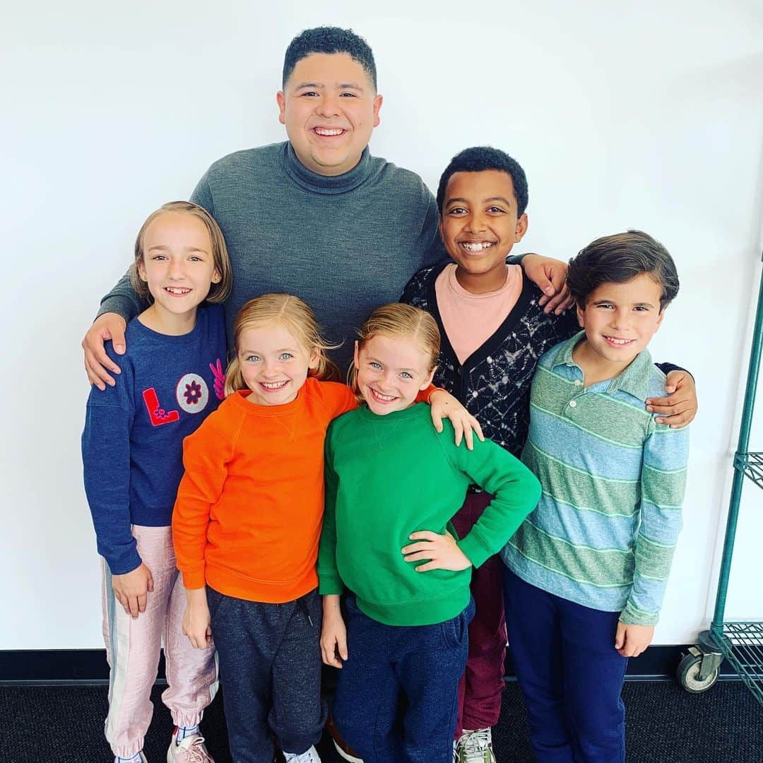 リコ・ロドリゲスのインスタグラム：「Oh just casually running into the little stars of @singleparentstv. Be sure and watch a brand new episode of #ModernFamily and Single Parents TONIGHT on @abcnetwork! #WednesdayNightFamilies」