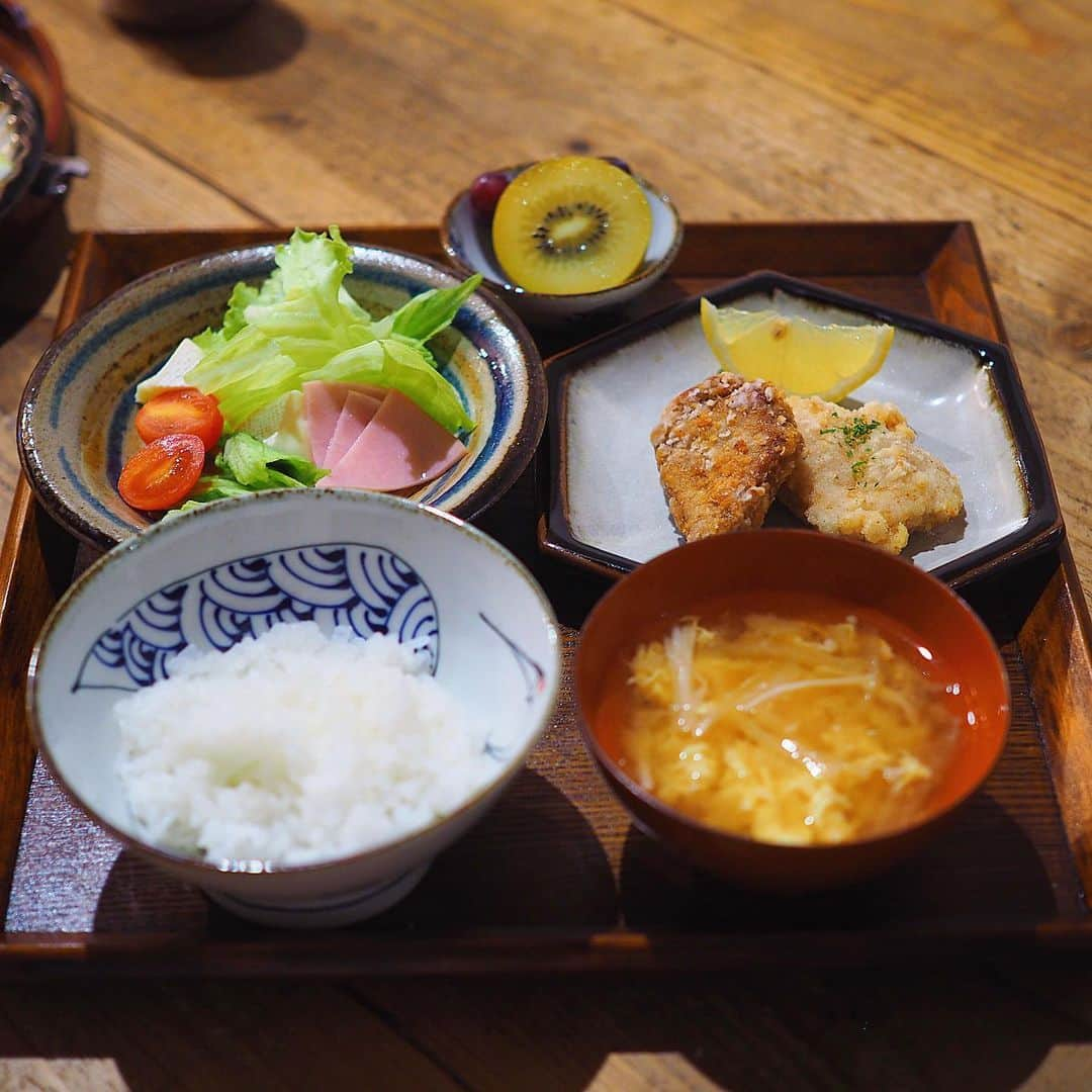 シンプルご飯が好き。さんのインスタグラム写真 - (シンプルご飯が好き。Instagram)「少し前の夕飯。 ササミの海苔塩唐揚げ カツオの白胡麻醤油唐揚げ(お代わりあり〼) レタスとカマンベールチーズサラダ 大根とえのきと卵の味噌汁 ぶどうとキウイと牛乳 ―――☞﻿―――☞﻿―――☞﻿𓃰⋆⋆ サッカー少年の2年生の末っ子。 少食でヒョロっと痩せ型タイプ。 少しでも強い身体が作れるように ゆる〜く五大栄養素を摂る意識。 うるさくしてると続かないので ヨーグルトやチーズ、フルーツや 具沢山の味噌汁やスープなどを利用して 2日くらいかけてのゆるスポーツ飯。 体重よ〜 増えろ〜 足よ〜 太くなれ〜。 と無言の暗示入り。」10月10日 8時18分 - heavydrinker