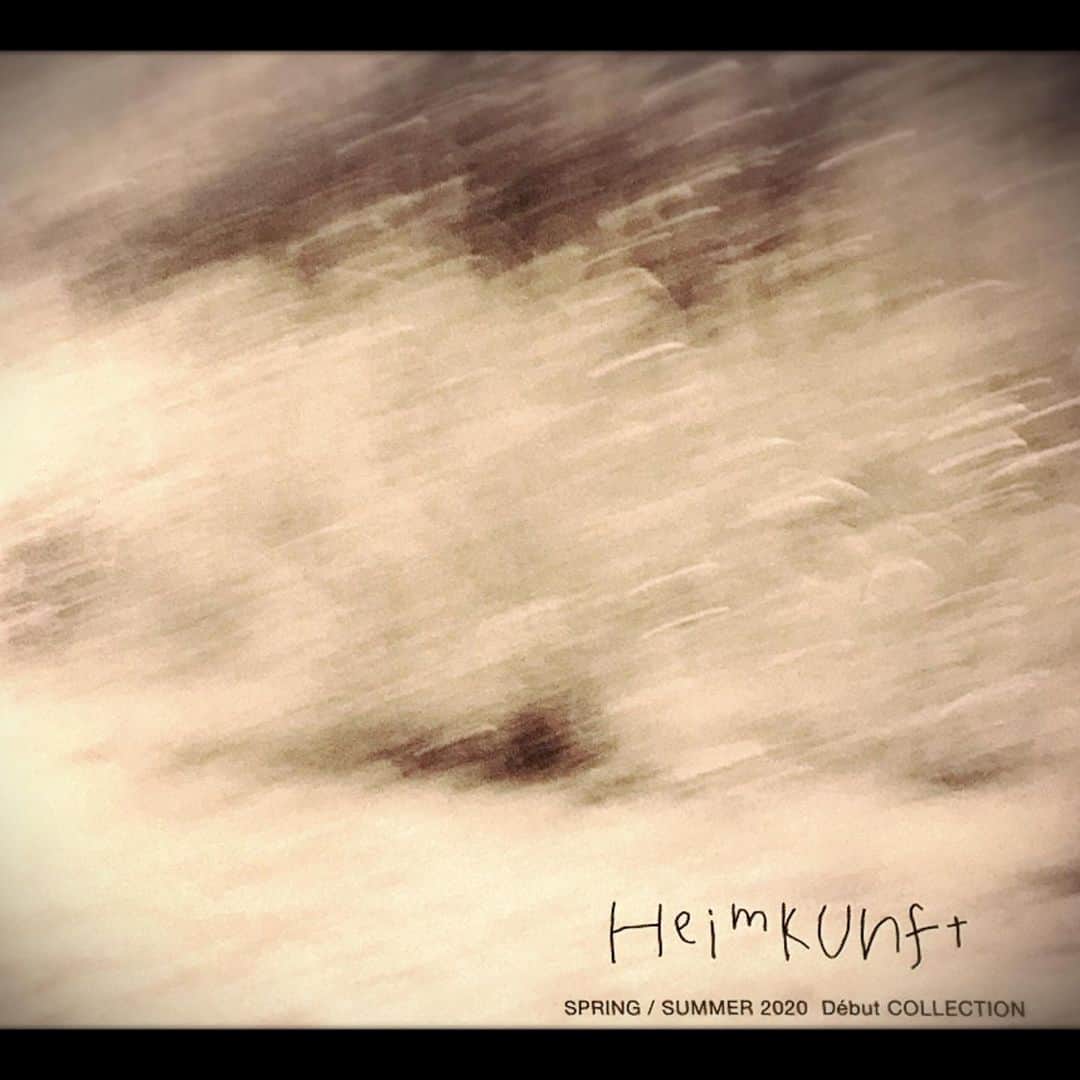 小日向しえさんのインスタグラム写真 - (小日向しえInstagram)「✞Heimkunft✞ spring summer 2020 debut collection  私がまだまだ10代20代の頃 たくさん一緒に仕事をした スタイリストのいぐにゃん @saoli_iguchi  ハイムクンフト @heim_kunft というブランドを立ち上げました㊗️ いぐにゃんがスタイリングしてくれるお洋服は 流行りに捉われず…なのに新しかった💫 また こういう物も自分に似合うんだ！と新たな発見をくれる事もたくさんあり 一緒に仕事をするのは本当に楽しくて刺激的でした❣️ 展示会場に並ぶお洋服は 柔らかく淡く優しく。丁寧に綿密に作られたデザインは 美しく強く。 昔からのいぐにゃんの可愛らしいイメージと 時間とキャリアを重ねて大人になったいぐにゃんが バランス良く反映されていて 見ているだけで嬉しい気持ちになりました。」10月10日 8時18分 - sie_kohinata