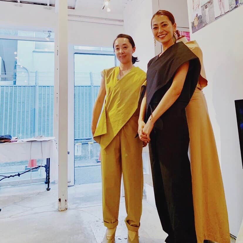 小日向しえさんのインスタグラム写真 - (小日向しえInstagram)「✞Heimkunft✞ spring summer 2020 debut collection  私がまだまだ10代20代の頃 たくさん一緒に仕事をした スタイリストのいぐにゃん @saoli_iguchi  ハイムクンフト @heim_kunft というブランドを立ち上げました㊗️ いぐにゃんがスタイリングしてくれるお洋服は 流行りに捉われず…なのに新しかった💫 また こういう物も自分に似合うんだ！と新たな発見をくれる事もたくさんあり 一緒に仕事をするのは本当に楽しくて刺激的でした❣️ 展示会場に並ぶお洋服は 柔らかく淡く優しく。丁寧に綿密に作られたデザインは 美しく強く。 昔からのいぐにゃんの可愛らしいイメージと 時間とキャリアを重ねて大人になったいぐにゃんが バランス良く反映されていて 見ているだけで嬉しい気持ちになりました。」10月10日 8時18分 - sie_kohinata