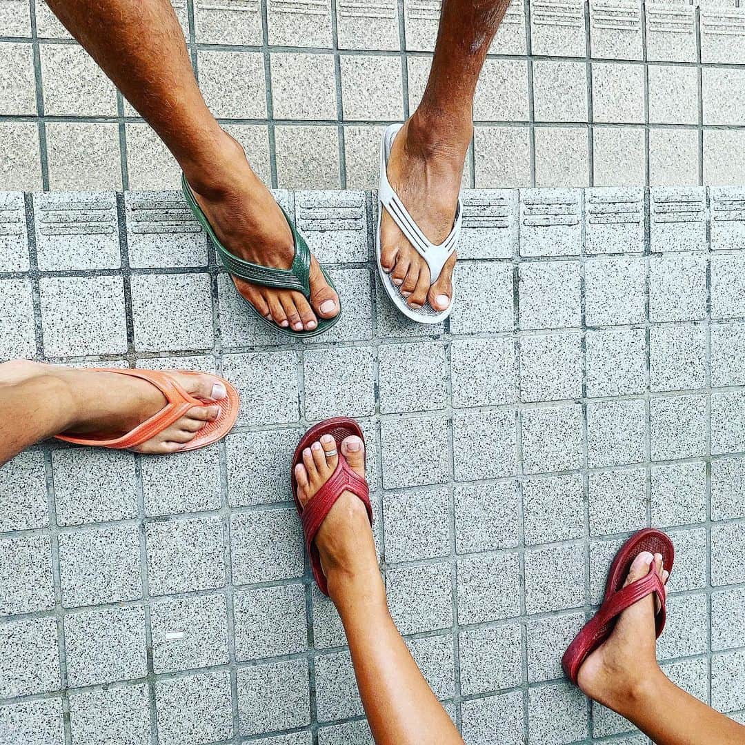 のインスタグラム：「. . Local🏝🤙 . . まずはその土地の空気を吸って 人と喋ってイケてる情報をGet😃👌 . . #座間味 では住んでる9割くらい #ギョサン を履いてました😳✌️ . . めっちゃ気に入った☺️💓 . . #沖縄 #okinawa .」
