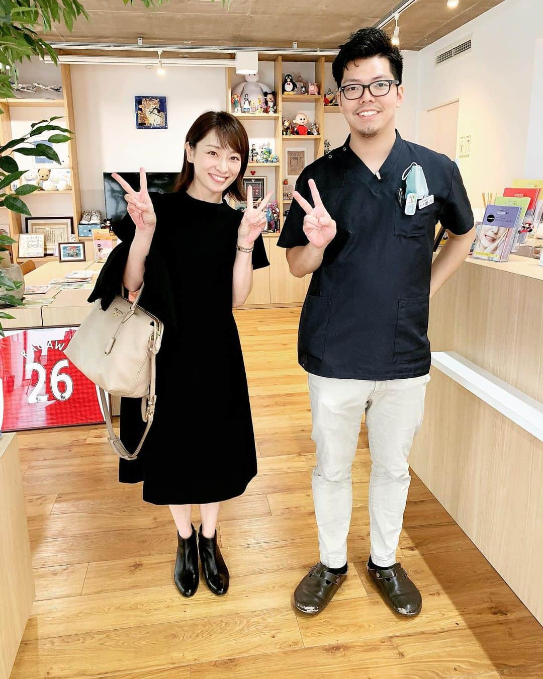 藤咲えりさんのインスタグラム写真 - (藤咲えりInstagram)「同級生が開いた「ひしかわ歯科クリニック」にやっと行ってきました。一緒に写ってるのは院長！ 院長の拘りが詰まった 綺麗でカフェみたいな落ち着けるクリニック。勿論丁寧に施術してもらえて同い年なのにこんな立派なクリニックを開いたなんて素晴らしく感動しました。 同級生という贔屓目なしにもお勧めです。歯医者さんお探しの方は是非に♪  #ひしかわ歯科クリニック#歯医者さん#歯科クリニック#同級生#甲南小学校」10月10日 8時31分 - eri_fujisaki91