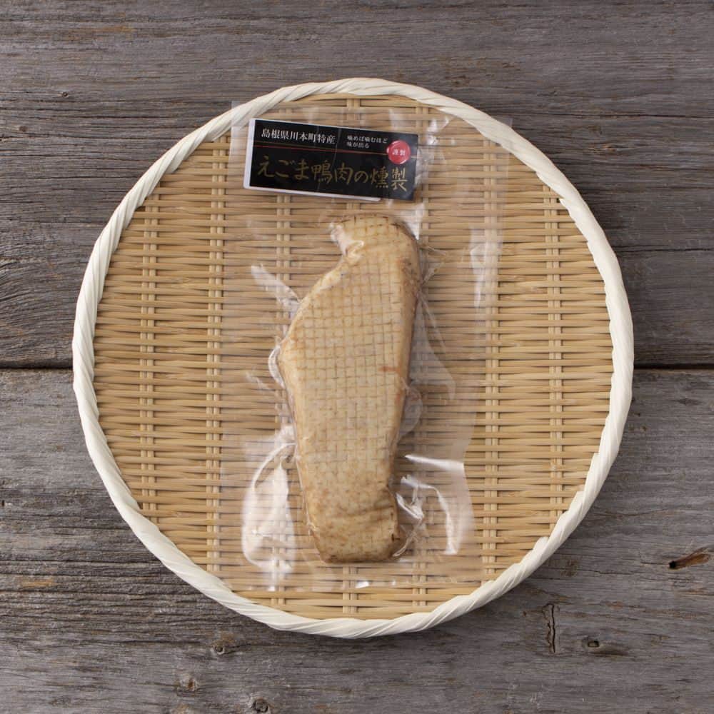 Komerco-コメルコ-さんのインスタグラム写真 - (Komerco-コメルコ-Instagram)「. 島根県川本町の市原ファームで育った #えごま鴨 の燻製。 「えごま鴨」とは川本町の特産品である #エゴマ を食べて育った鴨肉で、α-リノレン酸の含有量はなんと通常の鴨の約2倍！ 脂身が少なくて赤身が多く、あっさりして品が良い肉質と味わいが特徴です。 . 香ばしく焼き上げるだけで立派なごちそうに。お酒のおともやホームパーティーでも喜ばれる一品です😊 . ------------------------------- 市原ファーム／エゴマ鴨の胸肉の燻製 . ▷こちらの作品はKomercoアプリでクリエイターから直接ご購入いただけます。 アプリ内「さがす」で「市原ファーム」と検索してください🔎 . ▷iOS版Appダウンロードはプロフィールリンクから📲 @komerco_official ------------------------------- . #komerco #コメルコ #cookpad #クックパッド #komercoごはん #料理をもっと楽しく #いつものいただきますを楽しく #おうちごはん #おうちごはんlover #instafood #foodpic #cookinglove #手しごと #komercoフード #お取り寄せ #お取り寄せグルメ #島根 #島根県川本町 #市原ファーム #山陰グルメ #鴨肉 #燻製 #えごま #燻製肉 #エゴマ鴨 #オメガ3 #ワインのお供 #ホームパーティー」10月10日 8時25分 - komerco_official