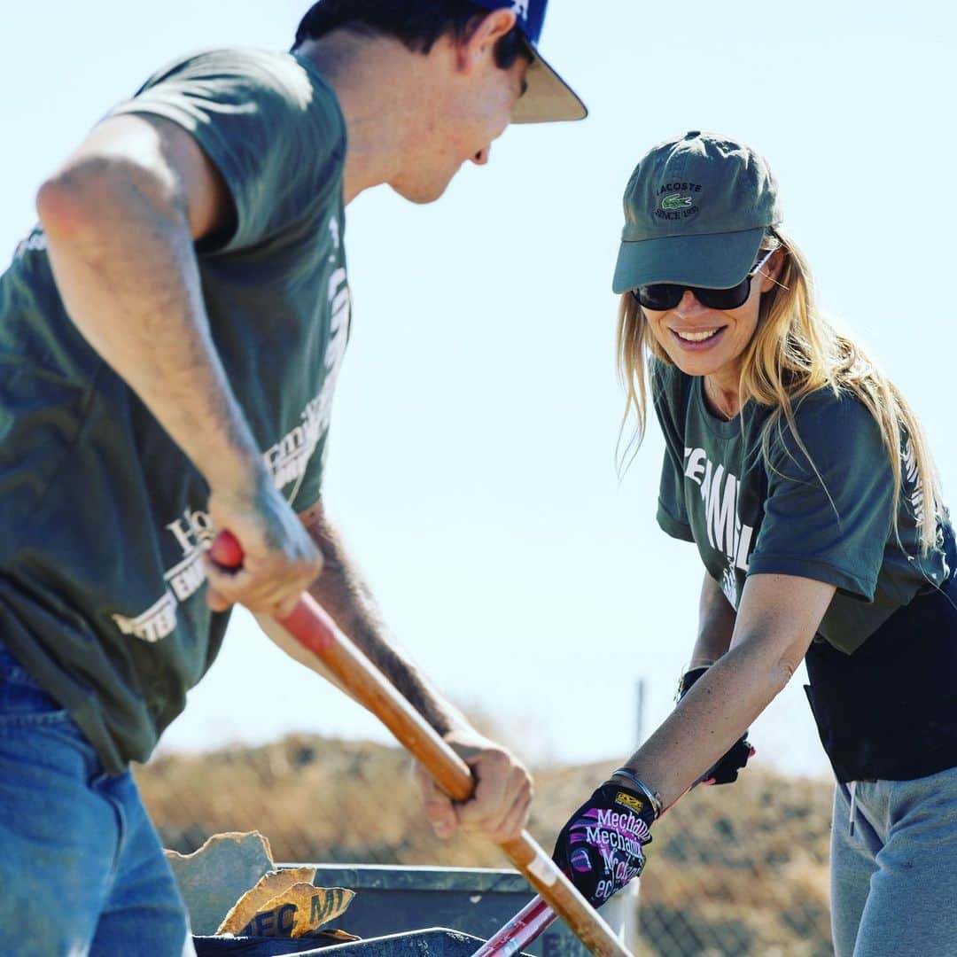 ジェリー・ライアンのインスタグラム：「THANK YOU to all of you who have donated to @homes4families so far!!! You guys are beyond amazing. ☺️ The donation page will stay active until Nov. 4 if you haven’t given yet but would like to support this amazing organization. (Photo credit: @paulsarkisphoto ) #celebs4vets」