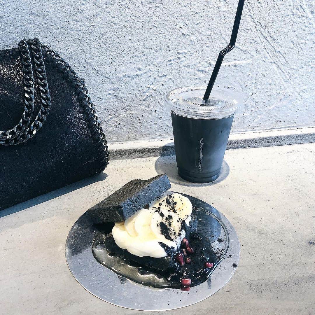 藤川沙弥のインスタグラム：「𓂃𖠚ᐝ﻿ ﻿ これ、黒いのにカフェラテなんだよ😳﻿不思議！ 全部がblack🖤かわいい。﻿ ﻿ このフルーツサンドも﻿ 美味しかった🍌🥪𓃟♥﻿ ﻿ ﻿ ﻿」