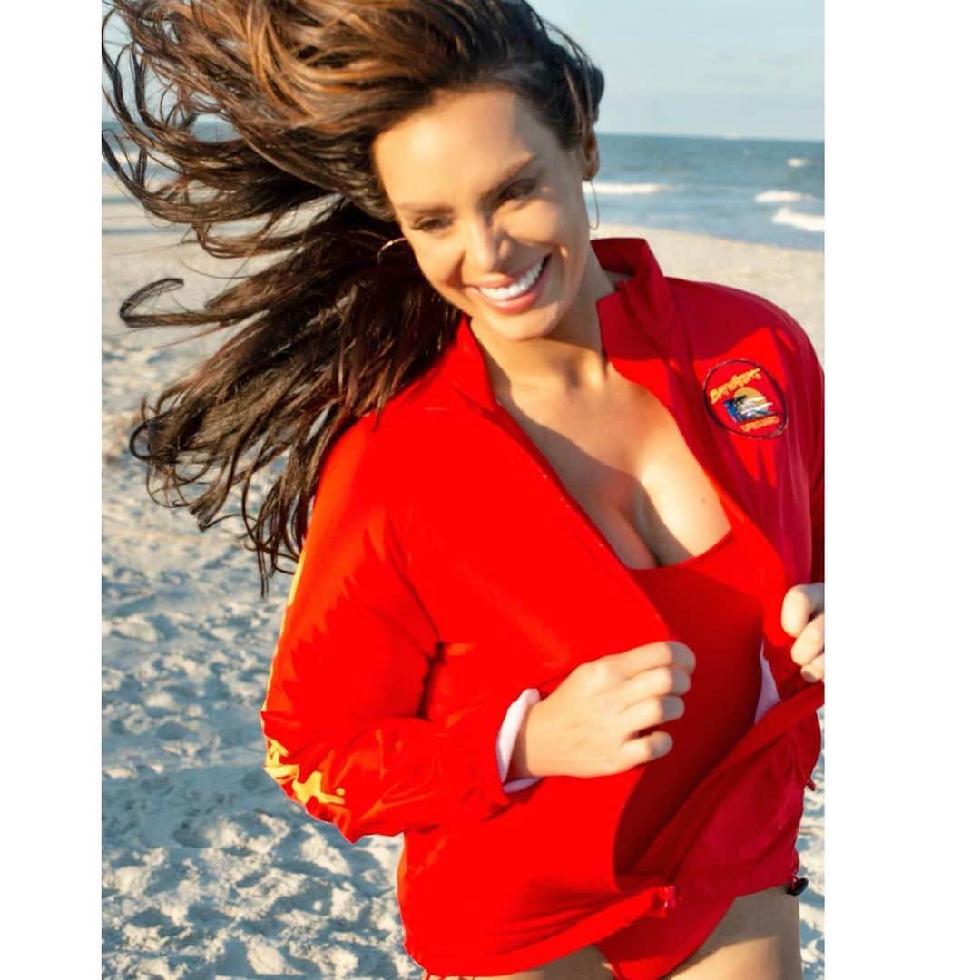 アンナ・ハウスさんのインスタグラム写真 - (アンナ・ハウスInstagram)「Life may not be perfect but there are perfect moments #baywatch#red#grateful#beach#commercial#smile @smilestylist #invisalign #bright#lovelife #richinGod#favor#blessed lashes @lashjax」10月10日 8時35分 - yomania