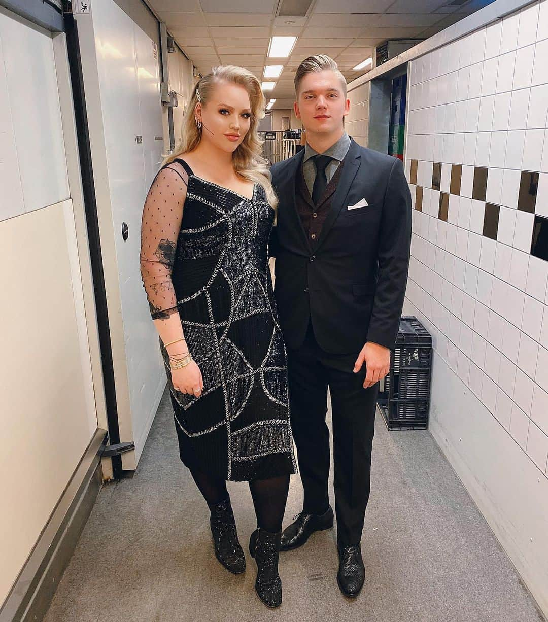 NikkieTutorialsさんのインスタグラム写真 - (NikkieTutorialsInstagram)「Mr. & Mrs. Tutorials 👰🏼😍🖤✨ I had the honor of presenting an award at the Netherlands’ biggest award show and Dylan was my date! 😊 THAT SUIT THO!!!!!!!! 🥵」10月10日 8時39分 - nikkietutorials