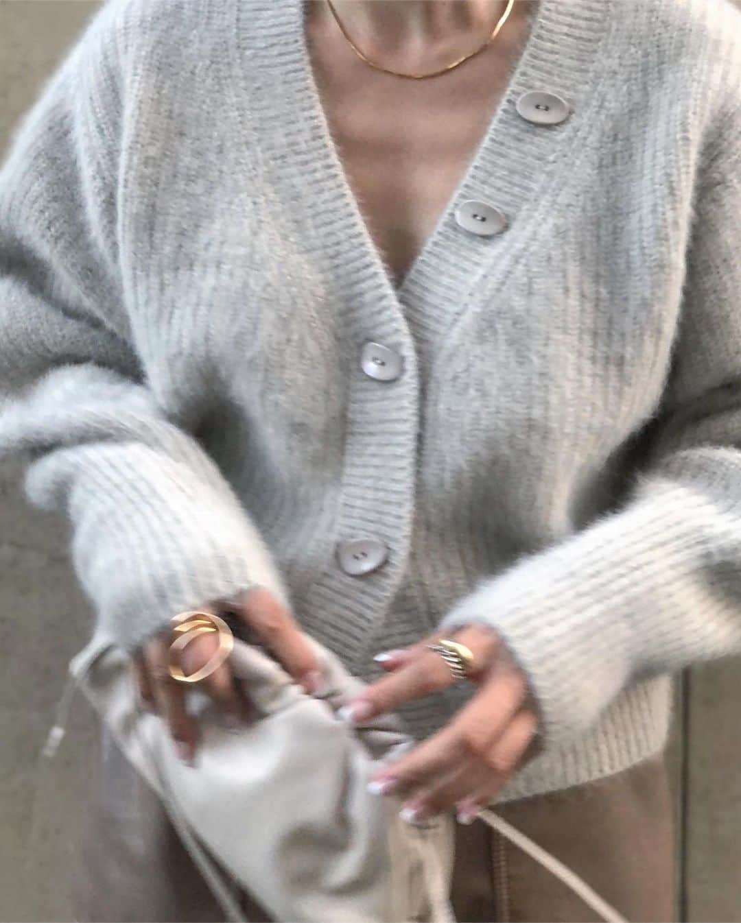 JUNNAのインスタグラム：「ニットが主役の季節🍂🧶 この時期にしかできないニットにアウター無し☺️ ・ ・ ・ top/ #FOXニットショートカーディガン　発売中 necklace/ @missomalondon  ring/ #charlottechesnaisjewelry  pants/ #エコレザーストレートパンツ  10月10日発売 shoes/ #ストラップバレエシューズ  発売中  #only #etretokyo #junna👠 #156cm #2019etreAW #bottegavenetabag#bottegavenetathepouch#ボッテガ #ボッテガヴェネタ#エトレニット#エトレのバレエ」