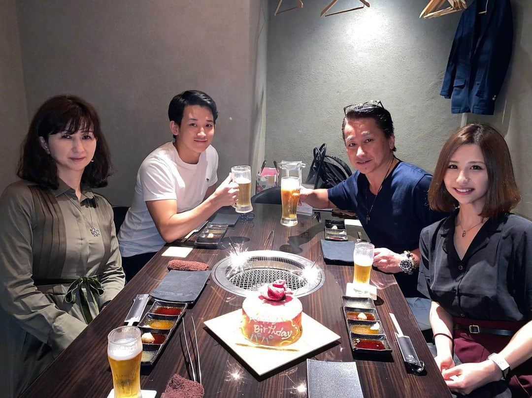 倉松里奈さんのインスタグラム写真 - (倉松里奈Instagram)「昨日はパパの誕生日お祝いを 尾山台にある　@55tokyo  でお祝いしたよ〜🎉🎂❣️ . . 最初にお肉でsurprise🎉🎉🎉 肉ケーキ初めて見たから 感動した🥺🥺🥺 . 美味しくて美味しくて 終始やばかった〜💕💕💕 . この冷麺は最後 お腹いっぱいだったのに ぺろって全部食べて完食🥺💕 . 家族で楽しい時間を 過ごせたし ママもパパも弟も喜んでた〜♥️♥️ . ありがとうございました🥺♥️ . . #焼肉　#肉　#尾山台グルメ  #尾山台　#肉ケーキ　#サプライズバースデー #家族写真 #パパ誕生日　#happybirthday #冷麺　#family #月末は　#hawaii #10日間　#楽しみ　今日は #日本シリーズ　#クライマックスシリーズ　#楽しみ」10月10日 8時46分 - rinapuu818