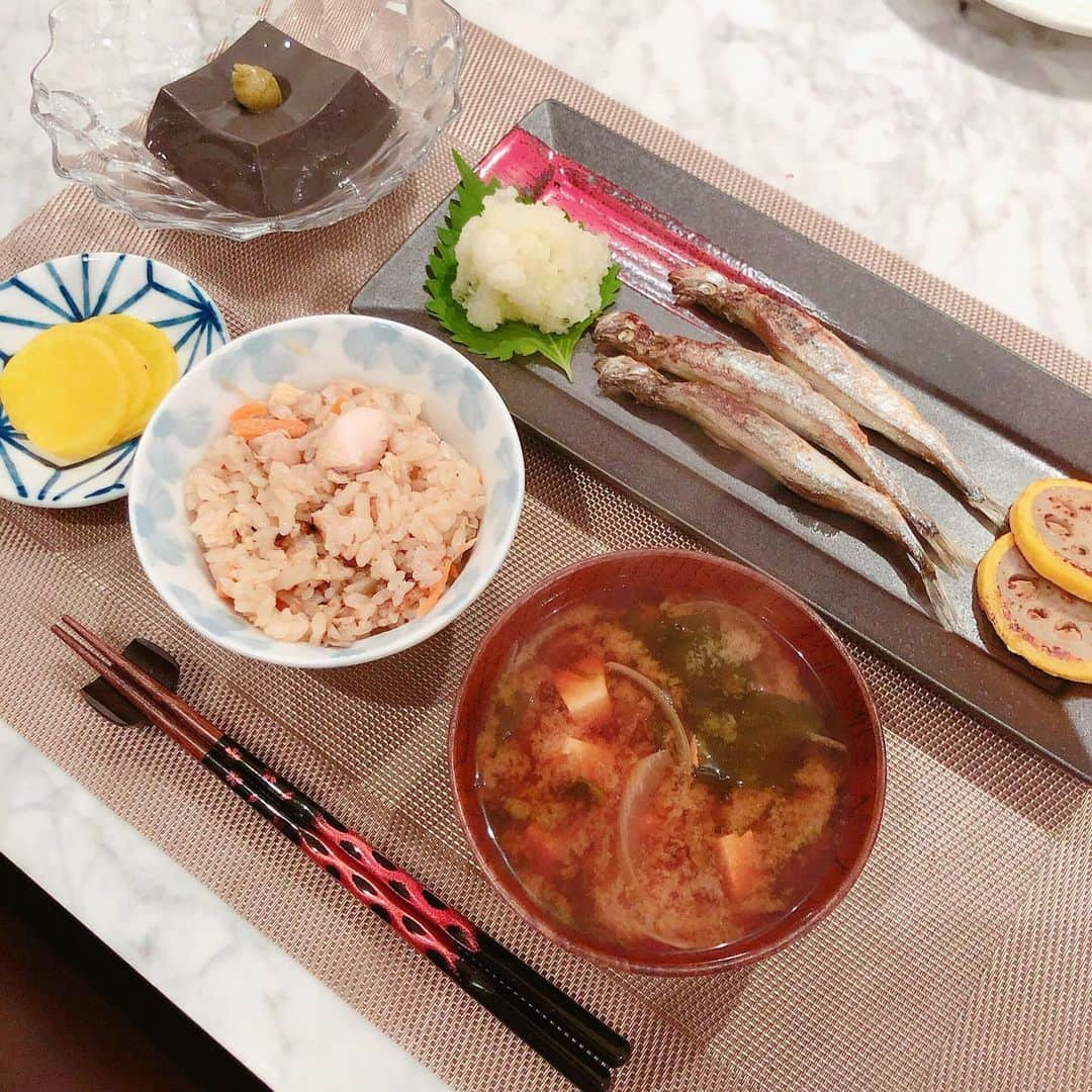 小林明実さんのインスタグラム写真 - (小林明実Instagram)「和食大好き❤ * * #子持ちししゃも #鳥の炊き込みご飯 #からしれんこん  #胡麻豆腐 #赤だし #たくあん #akemiごはん」10月10日 8時52分 - akemi.1177