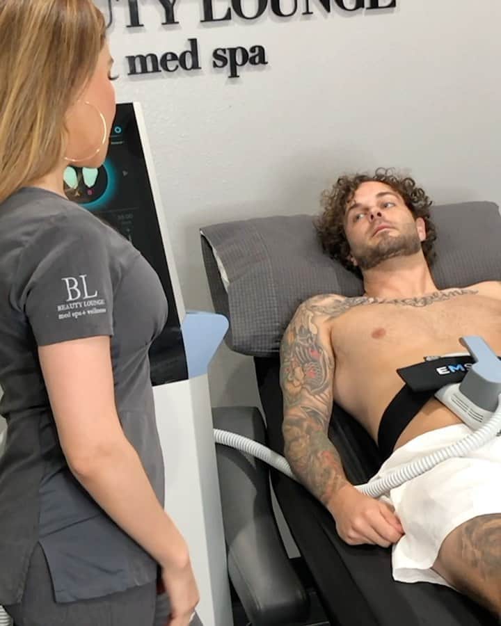 カーティス・ルポールのインスタグラム：「When ur all gassed up 💨 @beautyloungemedspa」