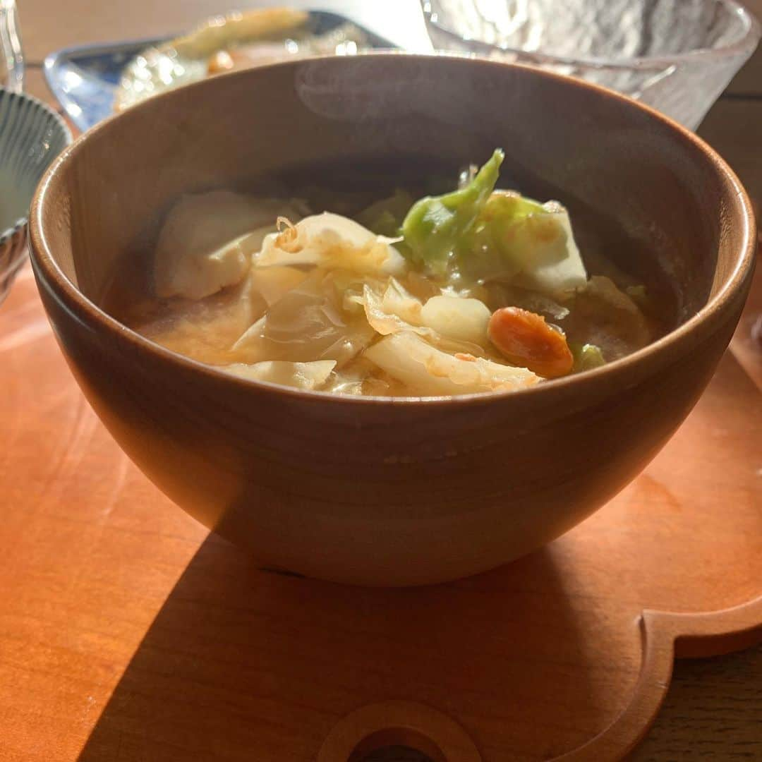 鈴木六夏さんのインスタグラム写真 - (鈴木六夏Instagram)「晴れの日の朝は お味噌汁が光って綺麗😊 手作り味噌は粗めに潰しているので たまにお豆が丸ごと残っていて それが入っていると「あたり！」のラッキー気分✌️ 今週はどんな時も #ポジティブ言葉だけを使おうと実戦中(自分に対してもね) #意外と難し💦  #姫さまがゼリーをくれと発狂  #2回おかわりしたからもうないよ.... #その後 #お着替え完了直後トイレにまたがりたいと全部脱ぐ #でたぁーでたぁーと叫ぶ #出てない😅」10月10日 9時01分 - rikuka.62