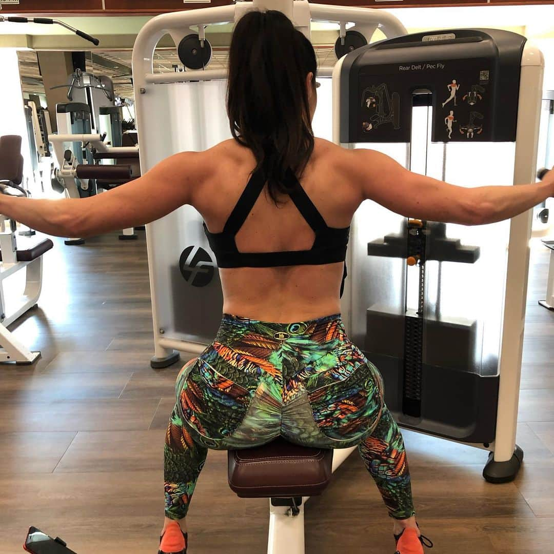 Kendra Lustさんのインスタグラム写真 - (Kendra LustInstagram)「#Humpday #backworkout #gymmotivation #girlsthatlift #girlswithmuscle #sexy」10月10日 9時04分 - kendralust