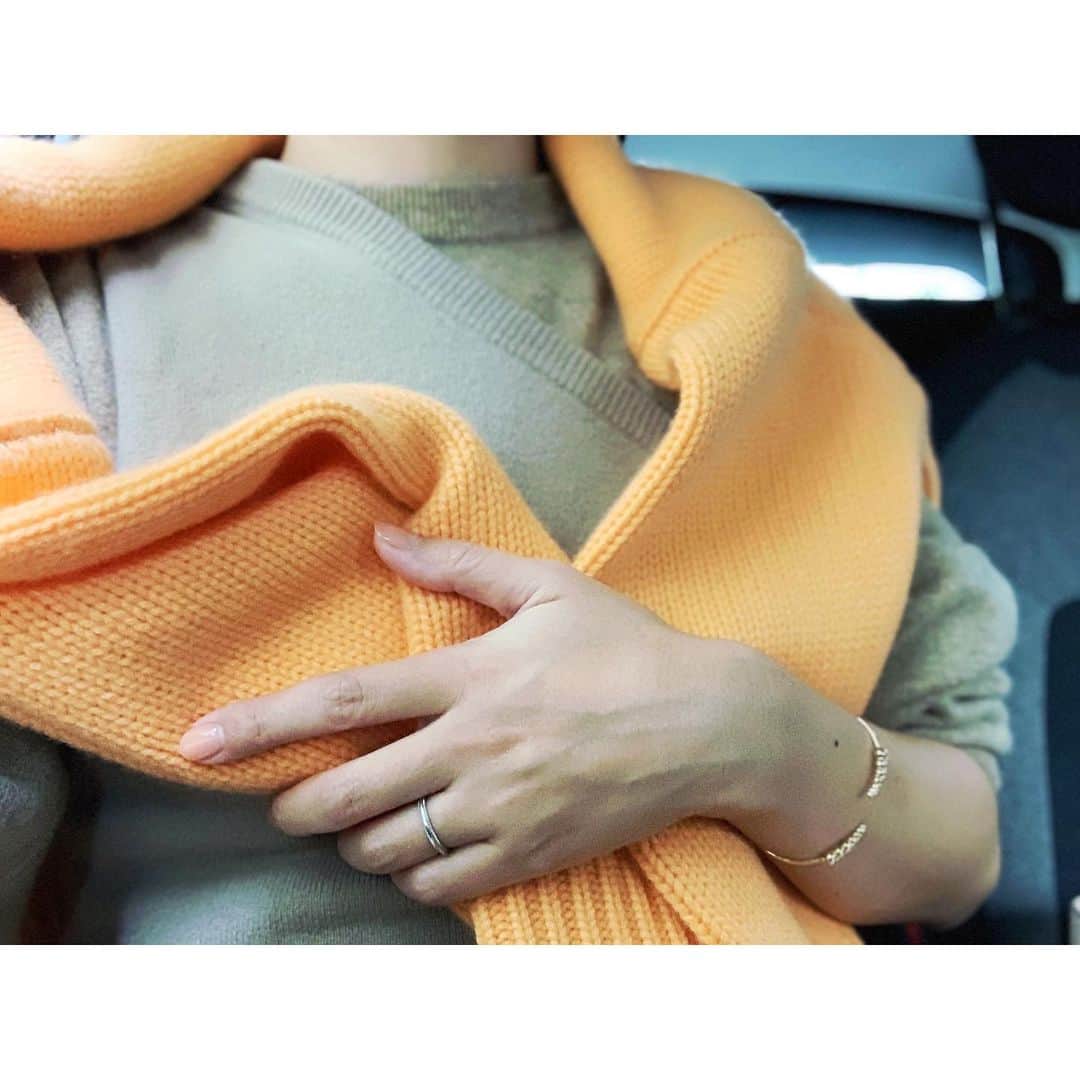 根岸由香里さんのインスタグラム写真 - (根岸由香里Instagram)「. 肌寒いパリでアウターのかわりに活躍した @demyleeny のRH10周年別注カシミアニット。10色ある中、私はこのオレンジとネイビーを購入。そんなに寒くない時は肩からかけたりバッグに入れておき、寒くなったら上から着る。カシミアをたっぷり使った膨らみのあるオーバーサイズニットだからパフスリーブのドレスやデニムJKの上にも無理なく着られて本当に便利でした。(10色別注しており、店舗によりもう完売しているカラーもあるかもですがもし何かしらあればとてもお勧めです！) . @ceciliebahnsen の半袖ドレスには @une__heures のシルクリブハイネックを下に着て @demyleeny のニットを。 @extreme.cashmere のお気に入りニットドレス×ワンショルダーの重ねにもアウターがわりに @demyleeny のニットを。ニットを重ねるコーディネートもとても気分。 @lechoppe.jp さんで出会った1点もののリメイクデニムJKに @ebure_official のレザースカートの上にも寒くなったら着ていました。 #rhbuyingtripstyle」10月10日 9時15分 - yukarinegishi