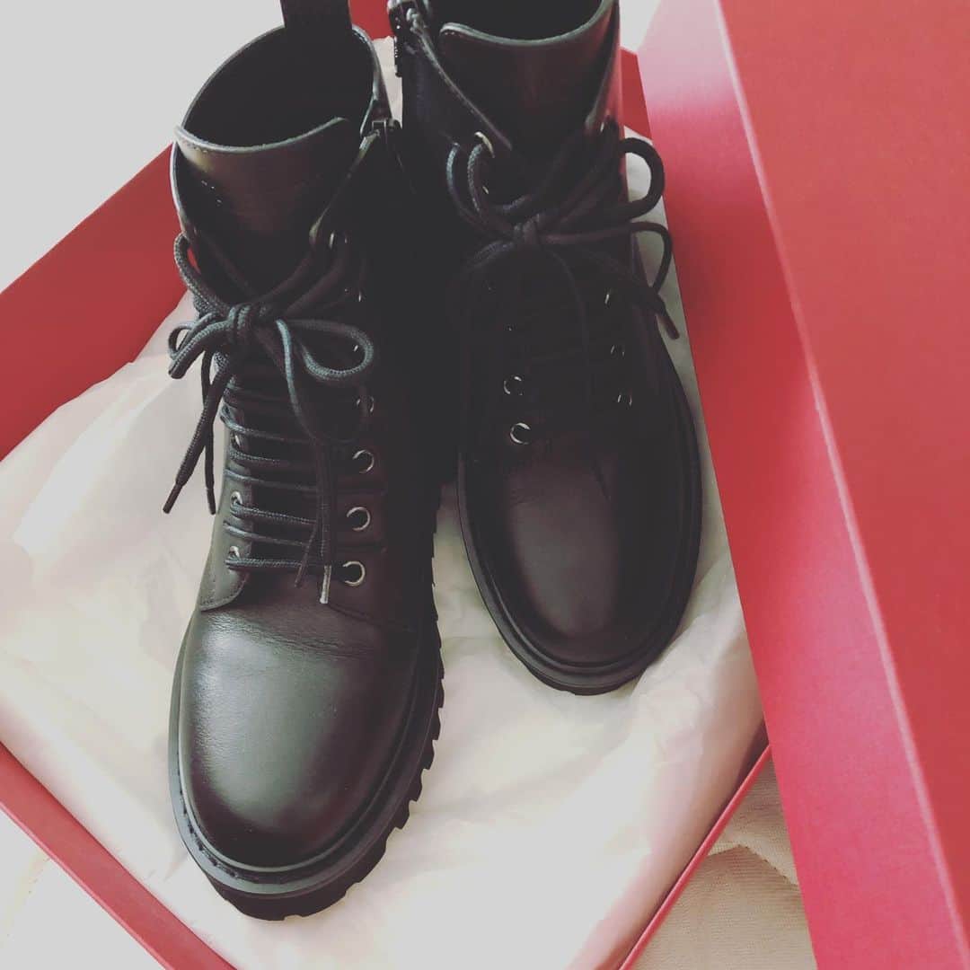chikako0824のインスタグラム：「今年のブーツ。 黒のほうはもうかなり履いてます。 コーデ考えるの楽しみ😊  #ヴァレンティノ  #valentino  #フェンディ  #fendi  #ブーツ」