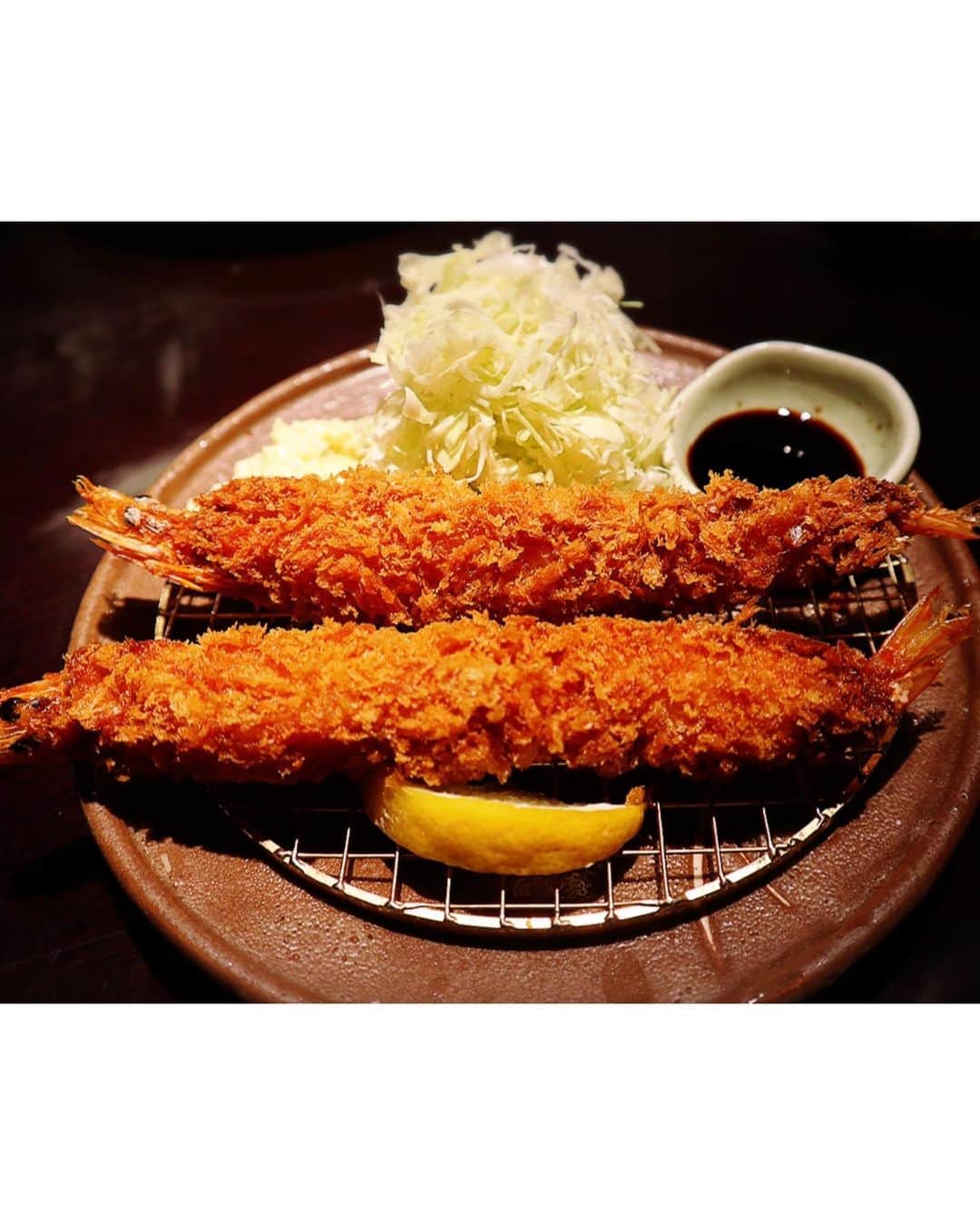 横山みれいさんのインスタグラム写真 - (横山みれいInstagram)「浜焼きダイニング 和師(なごし)さんに行ってきたよ😊﻿ ﻿ 西葛西駅から徒歩数分…二階に上がると、古民家をイメージした大人の隠れ家のような、とっても広々とした店内が目の前に広がります∩^ω^∩﻿ ﻿ 1番人気の浜焼きと、﻿ お刺身盛り合わせ、﻿ 生牡蠣、﻿ 海老フライ、﻿ 牛タン焼き﻿ ﻿ をいただきました😋﻿ ﻿ 浜焼きは、ハマグリ、サザエ、ホタテをいただいたよ😊﻿ どれも新鮮で、目の前でパカっと開くハマグリには感動🥺﻿ サザエやホタテも、火が通ってグツグツしてくると、浜焼きのいい香りが…😍﻿ ﻿ お刺身盛り合わせは写真を見たら伝わると思いますが、めちゃくちゃ新鮮！﻿ 綺麗なお刺身！﻿ とれたてのお魚、美味でした〜🐟✨﻿ ﻿ そして、この時期美味しい生牡蠣！！﻿ ものすごく肉厚で、味も濃い〜！！﻿ 生牡蠣好きのわたしとしては、100点！﻿ 大きい生牡蠣を口いっぱい頬張れて幸せの極みでした💓﻿ ﻿ そして、店員さんがおススメしてくれた海老フライ🍤﻿ これまた大きい〜！！！﻿ 大きくて甘みのある海老フライ！﻿ 美味しかった😋﻿ ﻿ 最後はお肉もいただいたよ😊﻿ 牛タンは目の前で炙ってくれるので、目にも楽しい〜！﻿ ﻿ ﻿ たくさん美味しいごはんご馳走さまでした∩^ω^∩💓﻿ ﻿ ﻿ ﻿ 【浜焼きダイニング 和師（ナゴシ）】﻿ ・江戸川区西葛西6-8-4 ニュースカイビル2F ﻿ ・地下鉄東西線「西葛西駅」南口より徒歩3分﻿ ﻿ ﻿ #西葛西グルメ﻿ #西葛西ディナー﻿ #西葛西居酒屋﻿ #葛西グルメ﻿ #葛西ディナー﻿ #葛西居酒屋﻿ #浜焼きダイニング和師﻿ #pr #みれいンフルエンサー  #インフルエンサー」10月10日 9時32分 - mireichan66
