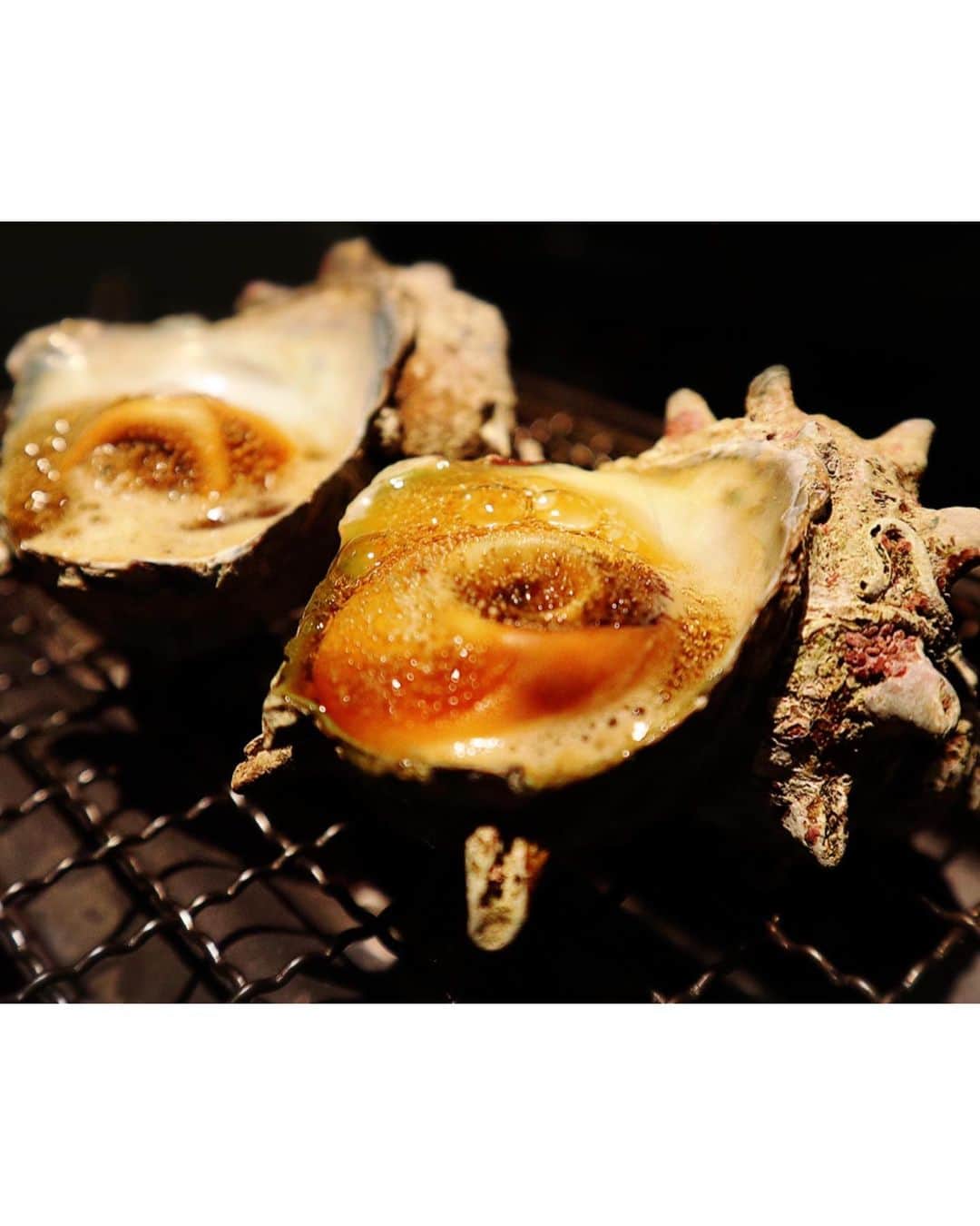 横山みれいさんのインスタグラム写真 - (横山みれいInstagram)「浜焼きダイニング 和師(なごし)さんに行ってきたよ😊﻿ ﻿ 西葛西駅から徒歩数分…二階に上がると、古民家をイメージした大人の隠れ家のような、とっても広々とした店内が目の前に広がります∩^ω^∩﻿ ﻿ 1番人気の浜焼きと、﻿ お刺身盛り合わせ、﻿ 生牡蠣、﻿ 海老フライ、﻿ 牛タン焼き﻿ ﻿ をいただきました😋﻿ ﻿ 浜焼きは、ハマグリ、サザエ、ホタテをいただいたよ😊﻿ どれも新鮮で、目の前でパカっと開くハマグリには感動🥺﻿ サザエやホタテも、火が通ってグツグツしてくると、浜焼きのいい香りが…😍﻿ ﻿ お刺身盛り合わせは写真を見たら伝わると思いますが、めちゃくちゃ新鮮！﻿ 綺麗なお刺身！﻿ とれたてのお魚、美味でした〜🐟✨﻿ ﻿ そして、この時期美味しい生牡蠣！！﻿ ものすごく肉厚で、味も濃い〜！！﻿ 生牡蠣好きのわたしとしては、100点！﻿ 大きい生牡蠣を口いっぱい頬張れて幸せの極みでした💓﻿ ﻿ そして、店員さんがおススメしてくれた海老フライ🍤﻿ これまた大きい〜！！！﻿ 大きくて甘みのある海老フライ！﻿ 美味しかった😋﻿ ﻿ 最後はお肉もいただいたよ😊﻿ 牛タンは目の前で炙ってくれるので、目にも楽しい〜！﻿ ﻿ ﻿ たくさん美味しいごはんご馳走さまでした∩^ω^∩💓﻿ ﻿ ﻿ ﻿ 【浜焼きダイニング 和師（ナゴシ）】﻿ ・江戸川区西葛西6-8-4 ニュースカイビル2F ﻿ ・地下鉄東西線「西葛西駅」南口より徒歩3分﻿ ﻿ ﻿ #西葛西グルメ﻿ #西葛西ディナー﻿ #西葛西居酒屋﻿ #葛西グルメ﻿ #葛西ディナー﻿ #葛西居酒屋﻿ #浜焼きダイニング和師﻿ #pr #みれいンフルエンサー  #インフルエンサー」10月10日 9時32分 - mireichan66
