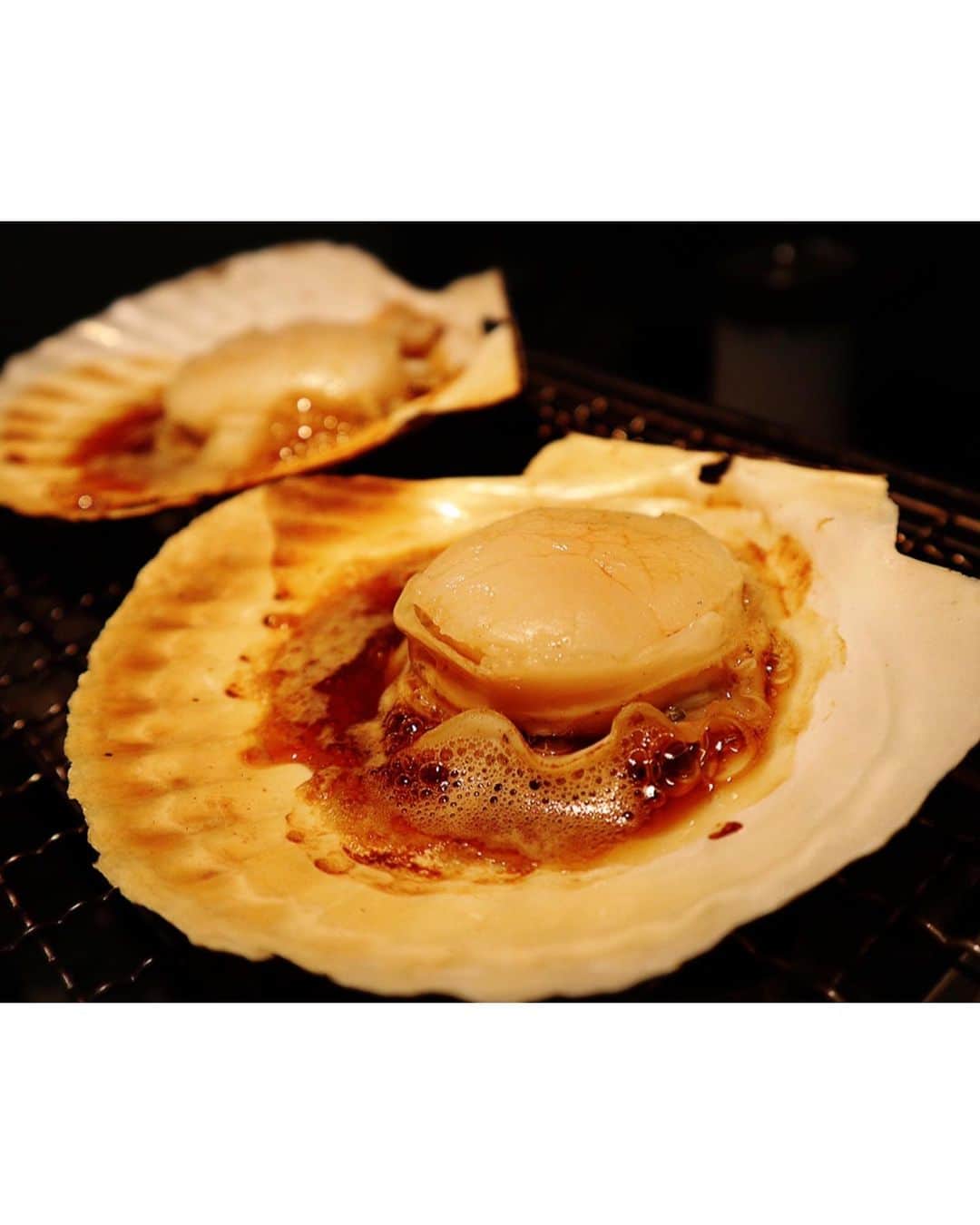 横山みれいさんのインスタグラム写真 - (横山みれいInstagram)「浜焼きダイニング 和師(なごし)さんに行ってきたよ😊﻿ ﻿ 西葛西駅から徒歩数分…二階に上がると、古民家をイメージした大人の隠れ家のような、とっても広々とした店内が目の前に広がります∩^ω^∩﻿ ﻿ 1番人気の浜焼きと、﻿ お刺身盛り合わせ、﻿ 生牡蠣、﻿ 海老フライ、﻿ 牛タン焼き﻿ ﻿ をいただきました😋﻿ ﻿ 浜焼きは、ハマグリ、サザエ、ホタテをいただいたよ😊﻿ どれも新鮮で、目の前でパカっと開くハマグリには感動🥺﻿ サザエやホタテも、火が通ってグツグツしてくると、浜焼きのいい香りが…😍﻿ ﻿ お刺身盛り合わせは写真を見たら伝わると思いますが、めちゃくちゃ新鮮！﻿ 綺麗なお刺身！﻿ とれたてのお魚、美味でした〜🐟✨﻿ ﻿ そして、この時期美味しい生牡蠣！！﻿ ものすごく肉厚で、味も濃い〜！！﻿ 生牡蠣好きのわたしとしては、100点！﻿ 大きい生牡蠣を口いっぱい頬張れて幸せの極みでした💓﻿ ﻿ そして、店員さんがおススメしてくれた海老フライ🍤﻿ これまた大きい〜！！！﻿ 大きくて甘みのある海老フライ！﻿ 美味しかった😋﻿ ﻿ 最後はお肉もいただいたよ😊﻿ 牛タンは目の前で炙ってくれるので、目にも楽しい〜！﻿ ﻿ ﻿ たくさん美味しいごはんご馳走さまでした∩^ω^∩💓﻿ ﻿ ﻿ ﻿ 【浜焼きダイニング 和師（ナゴシ）】﻿ ・江戸川区西葛西6-8-4 ニュースカイビル2F ﻿ ・地下鉄東西線「西葛西駅」南口より徒歩3分﻿ ﻿ ﻿ #西葛西グルメ﻿ #西葛西ディナー﻿ #西葛西居酒屋﻿ #葛西グルメ﻿ #葛西ディナー﻿ #葛西居酒屋﻿ #浜焼きダイニング和師﻿ #pr #みれいンフルエンサー  #インフルエンサー」10月10日 9時32分 - mireichan66