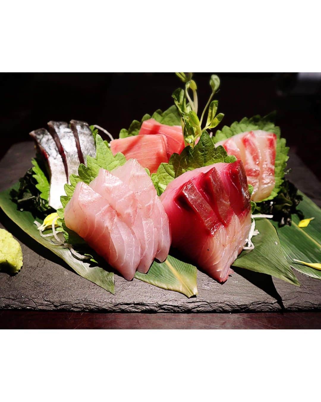 横山みれいさんのインスタグラム写真 - (横山みれいInstagram)「浜焼きダイニング 和師(なごし)さんに行ってきたよ😊﻿ ﻿ 西葛西駅から徒歩数分…二階に上がると、古民家をイメージした大人の隠れ家のような、とっても広々とした店内が目の前に広がります∩^ω^∩﻿ ﻿ 1番人気の浜焼きと、﻿ お刺身盛り合わせ、﻿ 生牡蠣、﻿ 海老フライ、﻿ 牛タン焼き﻿ ﻿ をいただきました😋﻿ ﻿ 浜焼きは、ハマグリ、サザエ、ホタテをいただいたよ😊﻿ どれも新鮮で、目の前でパカっと開くハマグリには感動🥺﻿ サザエやホタテも、火が通ってグツグツしてくると、浜焼きのいい香りが…😍﻿ ﻿ お刺身盛り合わせは写真を見たら伝わると思いますが、めちゃくちゃ新鮮！﻿ 綺麗なお刺身！﻿ とれたてのお魚、美味でした〜🐟✨﻿ ﻿ そして、この時期美味しい生牡蠣！！﻿ ものすごく肉厚で、味も濃い〜！！﻿ 生牡蠣好きのわたしとしては、100点！﻿ 大きい生牡蠣を口いっぱい頬張れて幸せの極みでした💓﻿ ﻿ そして、店員さんがおススメしてくれた海老フライ🍤﻿ これまた大きい〜！！！﻿ 大きくて甘みのある海老フライ！﻿ 美味しかった😋﻿ ﻿ 最後はお肉もいただいたよ😊﻿ 牛タンは目の前で炙ってくれるので、目にも楽しい〜！﻿ ﻿ ﻿ たくさん美味しいごはんご馳走さまでした∩^ω^∩💓﻿ ﻿ ﻿ ﻿ 【浜焼きダイニング 和師（ナゴシ）】﻿ ・江戸川区西葛西6-8-4 ニュースカイビル2F ﻿ ・地下鉄東西線「西葛西駅」南口より徒歩3分﻿ ﻿ ﻿ #西葛西グルメ﻿ #西葛西ディナー﻿ #西葛西居酒屋﻿ #葛西グルメ﻿ #葛西ディナー﻿ #葛西居酒屋﻿ #浜焼きダイニング和師﻿ #pr #みれいンフルエンサー  #インフルエンサー」10月10日 9時32分 - mireichan66