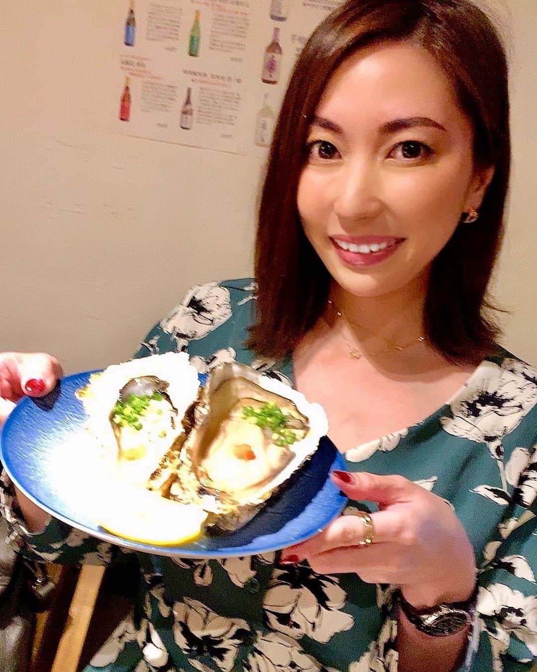 横山みれいさんのインスタグラム写真 - (横山みれいInstagram)「浜焼きダイニング 和師(なごし)さんに行ってきたよ😊﻿ ﻿ 西葛西駅から徒歩数分…二階に上がると、古民家をイメージした大人の隠れ家のような、とっても広々とした店内が目の前に広がります∩^ω^∩﻿ ﻿ 1番人気の浜焼きと、﻿ お刺身盛り合わせ、﻿ 生牡蠣、﻿ 海老フライ、﻿ 牛タン焼き﻿ ﻿ をいただきました😋﻿ ﻿ 浜焼きは、ハマグリ、サザエ、ホタテをいただいたよ😊﻿ どれも新鮮で、目の前でパカっと開くハマグリには感動🥺﻿ サザエやホタテも、火が通ってグツグツしてくると、浜焼きのいい香りが…😍﻿ ﻿ お刺身盛り合わせは写真を見たら伝わると思いますが、めちゃくちゃ新鮮！﻿ 綺麗なお刺身！﻿ とれたてのお魚、美味でした〜🐟✨﻿ ﻿ そして、この時期美味しい生牡蠣！！﻿ ものすごく肉厚で、味も濃い〜！！﻿ 生牡蠣好きのわたしとしては、100点！﻿ 大きい生牡蠣を口いっぱい頬張れて幸せの極みでした💓﻿ ﻿ そして、店員さんがおススメしてくれた海老フライ🍤﻿ これまた大きい〜！！！﻿ 大きくて甘みのある海老フライ！﻿ 美味しかった😋﻿ ﻿ 最後はお肉もいただいたよ😊﻿ 牛タンは目の前で炙ってくれるので、目にも楽しい〜！﻿ ﻿ ﻿ たくさん美味しいごはんご馳走さまでした∩^ω^∩💓﻿ ﻿ ﻿ ﻿ 【浜焼きダイニング 和師（ナゴシ）】﻿ ・江戸川区西葛西6-8-4 ニュースカイビル2F ﻿ ・地下鉄東西線「西葛西駅」南口より徒歩3分﻿ ﻿ ﻿ #西葛西グルメ﻿ #西葛西ディナー﻿ #西葛西居酒屋﻿ #葛西グルメ﻿ #葛西ディナー﻿ #葛西居酒屋﻿ #浜焼きダイニング和師﻿ #pr #みれいンフルエンサー  #インフルエンサー」10月10日 9時32分 - mireichan66