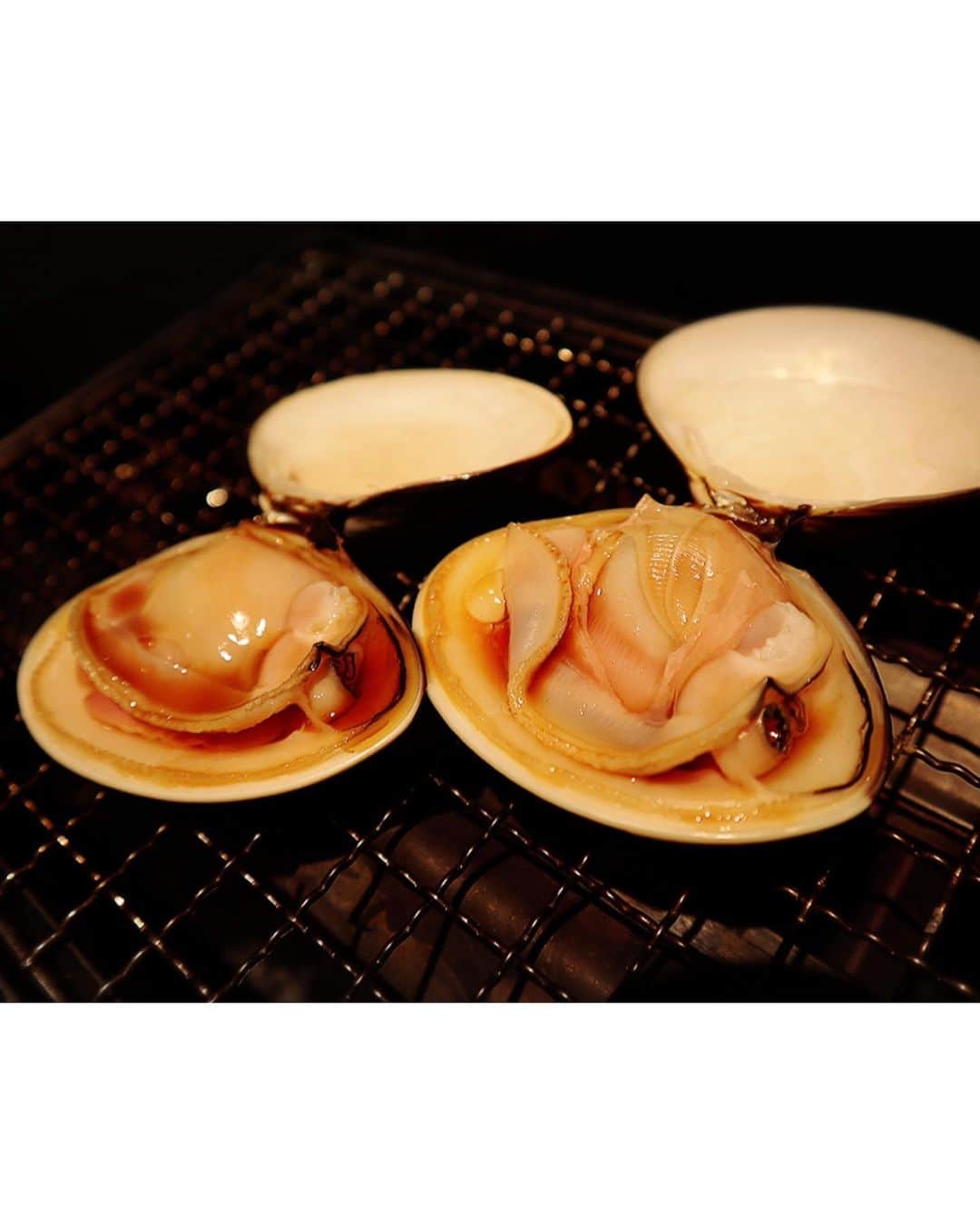 横山みれいさんのインスタグラム写真 - (横山みれいInstagram)「浜焼きダイニング 和師(なごし)さんに行ってきたよ😊﻿ ﻿ 西葛西駅から徒歩数分…二階に上がると、古民家をイメージした大人の隠れ家のような、とっても広々とした店内が目の前に広がります∩^ω^∩﻿ ﻿ 1番人気の浜焼きと、﻿ お刺身盛り合わせ、﻿ 生牡蠣、﻿ 海老フライ、﻿ 牛タン焼き﻿ ﻿ をいただきました😋﻿ ﻿ 浜焼きは、ハマグリ、サザエ、ホタテをいただいたよ😊﻿ どれも新鮮で、目の前でパカっと開くハマグリには感動🥺﻿ サザエやホタテも、火が通ってグツグツしてくると、浜焼きのいい香りが…😍﻿ ﻿ お刺身盛り合わせは写真を見たら伝わると思いますが、めちゃくちゃ新鮮！﻿ 綺麗なお刺身！﻿ とれたてのお魚、美味でした〜🐟✨﻿ ﻿ そして、この時期美味しい生牡蠣！！﻿ ものすごく肉厚で、味も濃い〜！！﻿ 生牡蠣好きのわたしとしては、100点！﻿ 大きい生牡蠣を口いっぱい頬張れて幸せの極みでした💓﻿ ﻿ そして、店員さんがおススメしてくれた海老フライ🍤﻿ これまた大きい〜！！！﻿ 大きくて甘みのある海老フライ！﻿ 美味しかった😋﻿ ﻿ 最後はお肉もいただいたよ😊﻿ 牛タンは目の前で炙ってくれるので、目にも楽しい〜！﻿ ﻿ ﻿ たくさん美味しいごはんご馳走さまでした∩^ω^∩💓﻿ ﻿ ﻿ ﻿ 【浜焼きダイニング 和師（ナゴシ）】﻿ ・江戸川区西葛西6-8-4 ニュースカイビル2F ﻿ ・地下鉄東西線「西葛西駅」南口より徒歩3分﻿ ﻿ ﻿ #西葛西グルメ﻿ #西葛西ディナー﻿ #西葛西居酒屋﻿ #葛西グルメ﻿ #葛西ディナー﻿ #葛西居酒屋﻿ #浜焼きダイニング和師﻿ #pr #みれいンフルエンサー  #インフルエンサー」10月10日 9時32分 - mireichan66