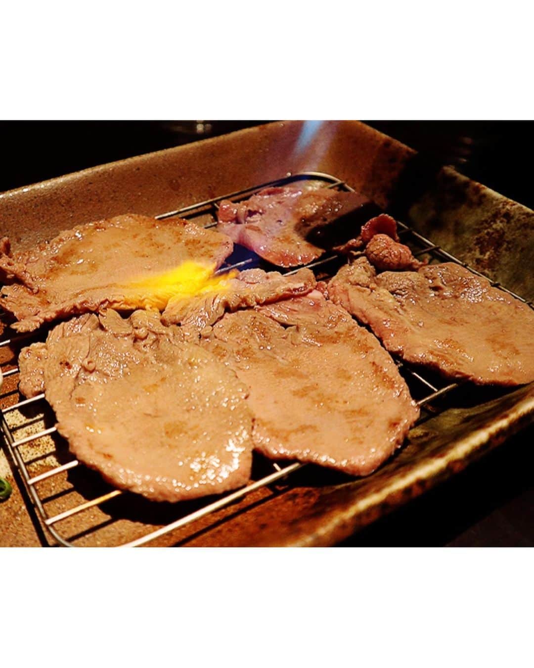 横山みれいさんのインスタグラム写真 - (横山みれいInstagram)「浜焼きダイニング 和師(なごし)さんに行ってきたよ😊﻿ ﻿ 西葛西駅から徒歩数分…二階に上がると、古民家をイメージした大人の隠れ家のような、とっても広々とした店内が目の前に広がります∩^ω^∩﻿ ﻿ 1番人気の浜焼きと、﻿ お刺身盛り合わせ、﻿ 生牡蠣、﻿ 海老フライ、﻿ 牛タン焼き﻿ ﻿ をいただきました😋﻿ ﻿ 浜焼きは、ハマグリ、サザエ、ホタテをいただいたよ😊﻿ どれも新鮮で、目の前でパカっと開くハマグリには感動🥺﻿ サザエやホタテも、火が通ってグツグツしてくると、浜焼きのいい香りが…😍﻿ ﻿ お刺身盛り合わせは写真を見たら伝わると思いますが、めちゃくちゃ新鮮！﻿ 綺麗なお刺身！﻿ とれたてのお魚、美味でした〜🐟✨﻿ ﻿ そして、この時期美味しい生牡蠣！！﻿ ものすごく肉厚で、味も濃い〜！！﻿ 生牡蠣好きのわたしとしては、100点！﻿ 大きい生牡蠣を口いっぱい頬張れて幸せの極みでした💓﻿ ﻿ そして、店員さんがおススメしてくれた海老フライ🍤﻿ これまた大きい〜！！！﻿ 大きくて甘みのある海老フライ！﻿ 美味しかった😋﻿ ﻿ 最後はお肉もいただいたよ😊﻿ 牛タンは目の前で炙ってくれるので、目にも楽しい〜！﻿ ﻿ ﻿ たくさん美味しいごはんご馳走さまでした∩^ω^∩💓﻿ ﻿ ﻿ ﻿ 【浜焼きダイニング 和師（ナゴシ）】﻿ ・江戸川区西葛西6-8-4 ニュースカイビル2F ﻿ ・地下鉄東西線「西葛西駅」南口より徒歩3分﻿ ﻿ ﻿ #西葛西グルメ﻿ #西葛西ディナー﻿ #西葛西居酒屋﻿ #葛西グルメ﻿ #葛西ディナー﻿ #葛西居酒屋﻿ #浜焼きダイニング和師﻿ #pr #みれいンフルエンサー  #インフルエンサー」10月10日 9時32分 - mireichan66