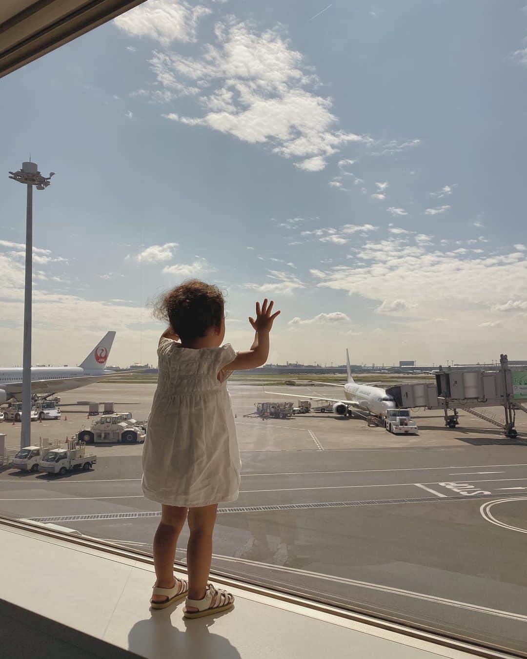 目見田早弥子のインスタグラム：「| first airplane ✈︎ うちの娘はなにかとunisexで😂、 おままごとやお化粧のマネも好きやけど 車やトーマス、飛行機も大好き！💛 初めて見る飛行機に感動してるから 「今から飛行機乗るんやで！」って言ったら 「いやや、こわい、ばいばーい！」って😂 でも無事に乗れました👏🏻 自分一人で座席に座りたいと言って 途中ちょっと暴れたけどなんとか到着◯ 帰りはどうなるかなぁ🤦🏻‍♀️💭」