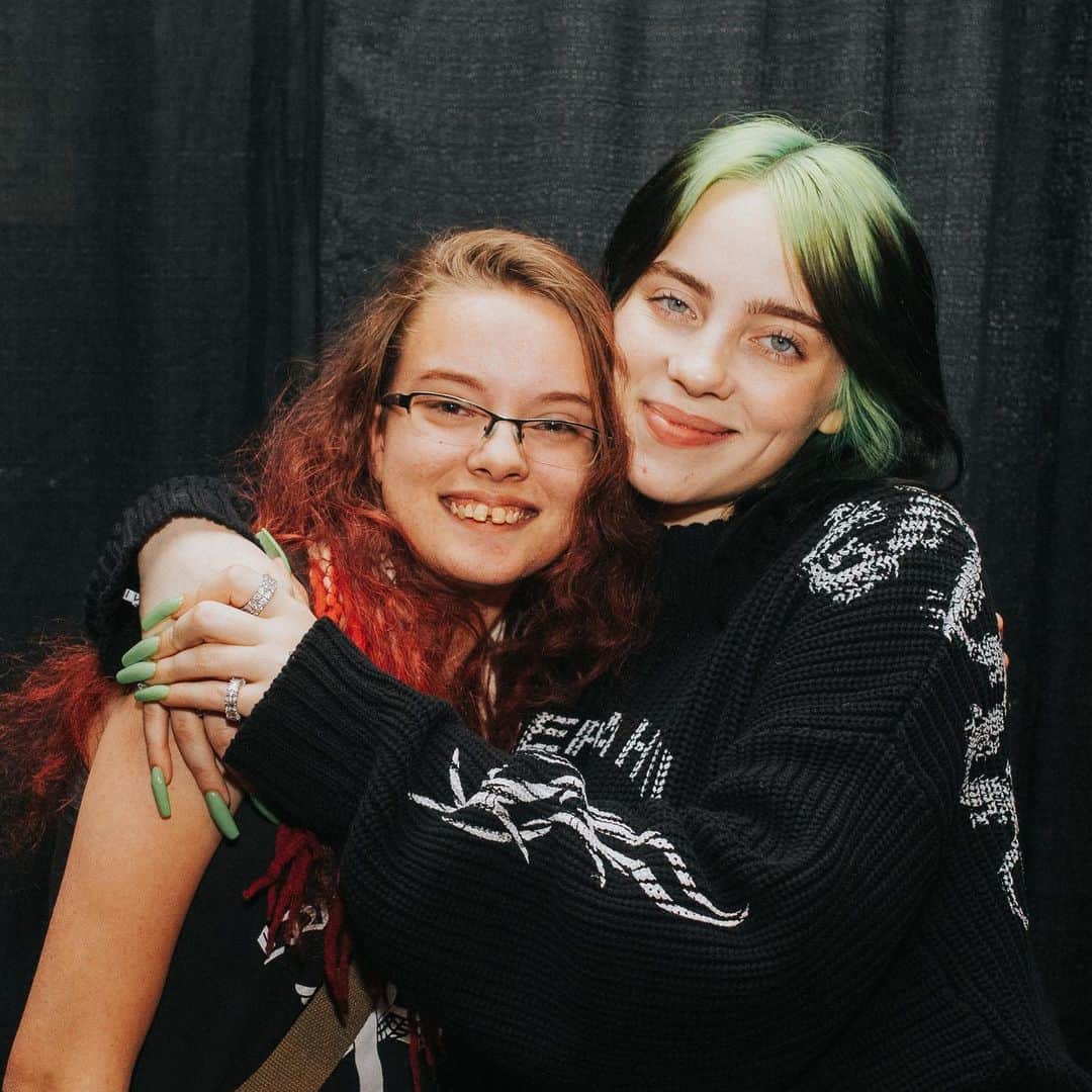 ヴィック・フエンテスのインスタグラム：「We had a very special day @ltdfoundation ! Our guest, Cheyenne, who is the sweetest person on the planet, lives with a disease called Cystic Fibrosis and she got to meet her hero @billieeilish for her #DREAMDAY ! Thanks to Billie and her amazing crew for showing Cheyenne such a great time and for lifting her spirits. If you’d like to support our cause, click the link in my bio and make a donation to help make more dreams come true for people like Cheyenne who suffer from life-threatening illnesses. Thanks for your support!! 🖤🤘 / photos by @mattyvogel」
