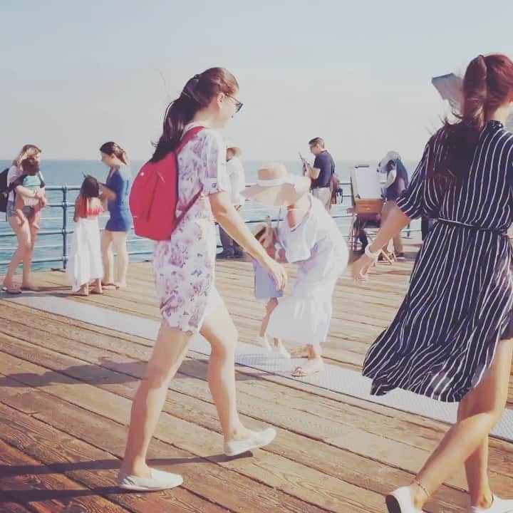 廣瀬規子のインスタグラム：「いつまでも、いつまでも、 天真爛漫な貴女で。 * #santamonicapier  2018.8. #1year7months * * 幸せも不幸も自分が感じるもの。 何か心がざわついたり、嫌なことがあったりすると、 つい人のせいにしたり、環境のせいにしたりしちゃうけど、自分自身がどう捉えるかなんだと最近改めて感じる。 * 人の心は一分一秒コロコロ変わって忙しいけれど、 ただ穏やかに、 自分の心がブレないようにしていきたい。 もちろん、良いエナジーを感じるものは積極的にwelcomeでもありたい。 * 私の心は私のもの。 誰にも邪魔はできない。 だから、ただ明るい方を真っ直ぐみて進んでく！ * #前はよくストーリーに書いてたけど #心の中で浮かんだ言葉をここに書き続けてみようと思います #すぐ忘れちゃうから #自分自身に言い聞かせます #素敵な言葉素晴らしい言葉は世界中に溢れているけれど #自分がそれをどう捉えるか #言葉の本質を理解しているのか #それが大事だと思う #だから自分が本当にそうだなぁと浮かんできた言葉たちは #自分が感じた自分の中での真実の言葉だから #大切にしたいし #忘れたくない #最近ね過去の自分を振り返って #反省反省また反省なんです #でも反省ばかりしても前には進めないから #前に進めるようにしていきたいのです #人はなかなか変われないけれど #変われると信じてる #いくつになってもね」