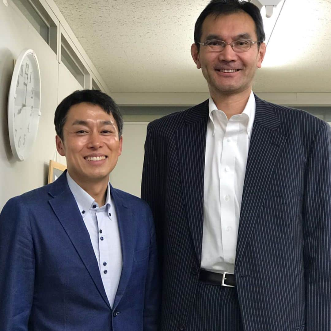 高橋裕二さんのインスタグラム写真 - (高橋裕二Instagram)「ワールドカップバレー2019 大会6日目「アメリカ対イラン」の解説をしていただいた元日本代表、大竹秀之さんです！ 現在、日本代表のオポジットとして大活躍している大竹壱青選手のお父さんでもあります✨  大竹さんの身長は208cm‼️ （私は182cm…社内では横に並ぶ女性アナが台に乗るなど“大きい”扱いを受けていますが、大竹さんの肩の高さです💦） 論理的な解説をして、お話の通り試合が展開していくことに心から驚かされました‼️ 大竹さんには、15日(火)の「ロシア対チュニジア」も解説をしていただきます！  前にご案内した通り、ワールドカップバレー2019は全試合、無料で 「スポーツブル」で見られます。  #バレーボール  #ワールドカップバレー  #ワールドカップバレー2019  #大竹秀之  #大竹壱青  #身長  #スポーツブル  #めんこいテレビ  #アナウンサー  #アメリカ  #イラン #チュニジア #ロシア #実況  #高橋裕二」10月10日 10時01分 - yuji_takahashi_mit