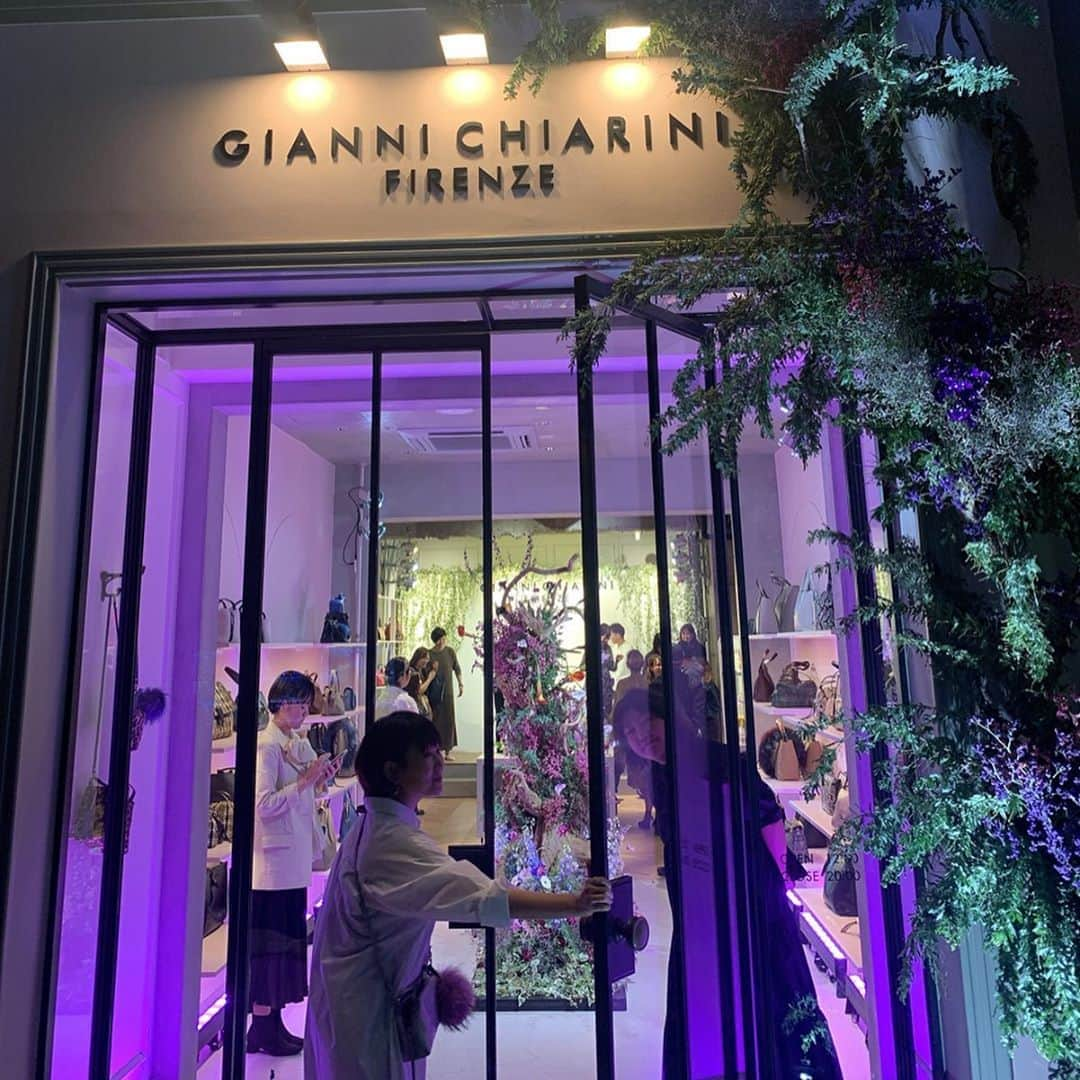 広瀬未花さんのインスタグラム写真 - (広瀬未花Instagram)「昨夜は  @giannichiarini_jp  の銀座店1周年記念のパーティーにいってきました❤️ ・ 1999年にフィレンツェで創設されたレザーグッズブランド。 “メイド・イン・フィレンツェ”にこだわり、機能性はもちろん、バリエーションにも富んだモダンなデザインで人気が高いブランドなんです♪ ・ 私が選んだのは定番の MARCCELA の今季らしいレオパード柄❤️ 赤が可愛いのですよ💕 ・ 是非お店にいってみてね✨ ・ ・ jacket/ @lanvinofficial  denim/ @moname.official ・ #giannichiarini #firenze  #ginza #1stanniversary」10月10日 10時16分 - micahirose