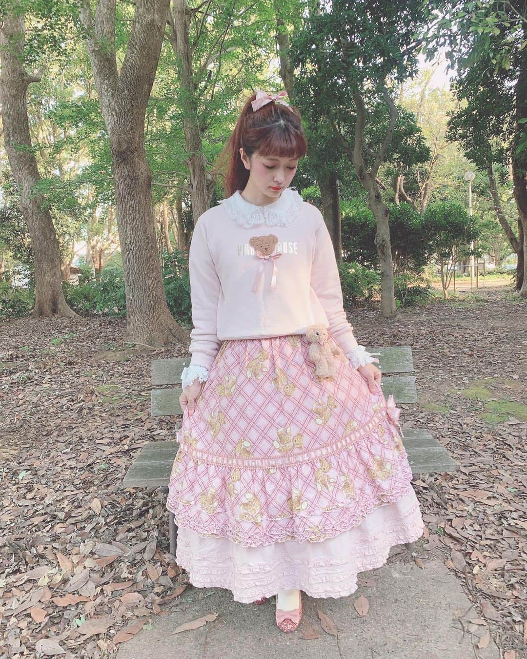 青木美沙子さんのインスタグラム写真 - (青木美沙子Instagram)「ピンクハウスさんコラボ🧸 美沙子的に珍しいトレーナーとスカート🧸甘くしたかったからトレーナーの中にブラウスを入れて丸襟を出して着ました🧸 #ピンクハウス」10月10日 10時13分 - misakoaoki