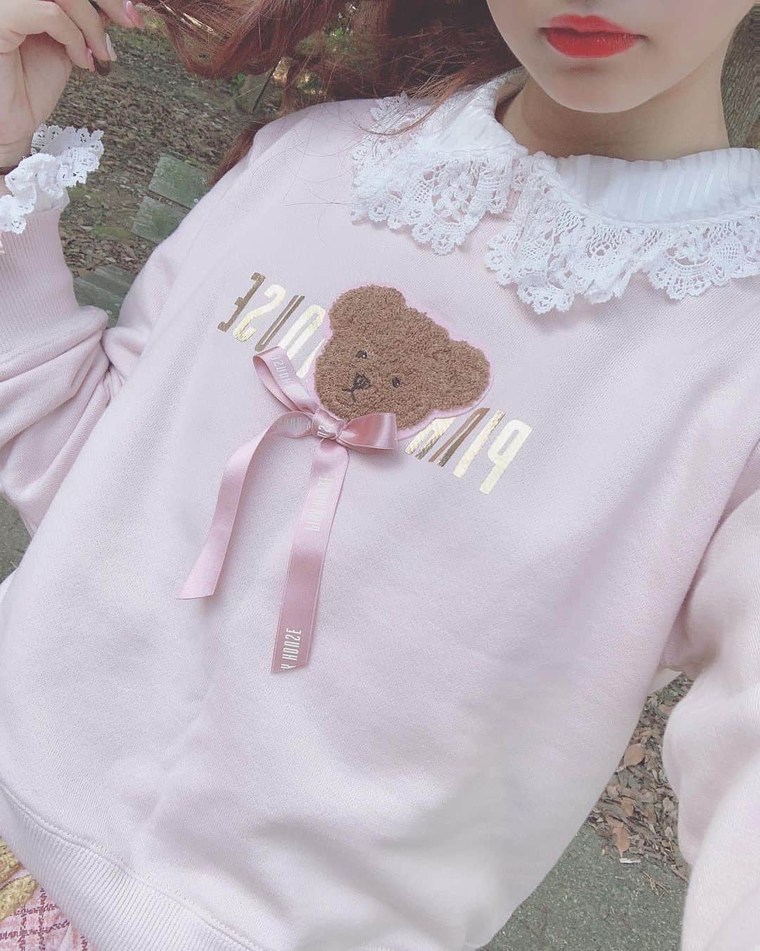 青木美沙子さんのインスタグラム写真 - (青木美沙子Instagram)「ピンクハウスさんコラボ🧸 美沙子的に珍しいトレーナーとスカート🧸甘くしたかったからトレーナーの中にブラウスを入れて丸襟を出して着ました🧸 #ピンクハウス」10月10日 10時13分 - misakoaoki