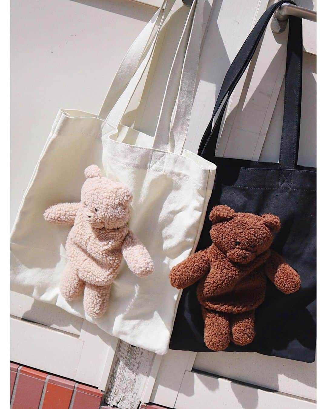 merry jennyさんのインスタグラム写真 - (merry jennyInstagram)「【 rearrival item ! 】  ㅤㅤㅤㅤㅤㅤㅤㅤㅤㅤㅤㅤ 明日 10/11 (fri)  大人気のitemが再入荷予定！ ぜひcheckして下さいね♡ ㅤㅤㅤㅤㅤㅤㅤㅤㅤㅤㅤㅤㅤ ◯ Teddyキャンバスtote col : ivory / black ¥5,900＋tax ㅤㅤㅤㅤㅤㅤㅤㅤㅤㅤㅤ デイリーユースなキャンバス生地のトートBAGに、 Teddyがそのままくっついた！ ㅤㅤㅤㅤㅤㅤㅤㅤㅤㅤㅤㅤㅤ ボア生地のもこもこTeddyは、 なんとおなかがポケットなんです。 ㅤㅤㅤㅤㅤㅤㅤㅤㅤㅤㅤㅤㅤ かわいいしユニークだし使い心地も◎だなんて、 最高です。 ㅤㅤㅤㅤㅤㅤㅤㅤㅤㅤㅤㅤ ㅤㅤㅤㅤㅤㅤㅤㅤㅤㅤㅤㅤㅤㅤㅤ #merryjenny #メリージェニー #CHICish #autumn #2019aw」10月10日 21時11分 - merryjenny_instagram