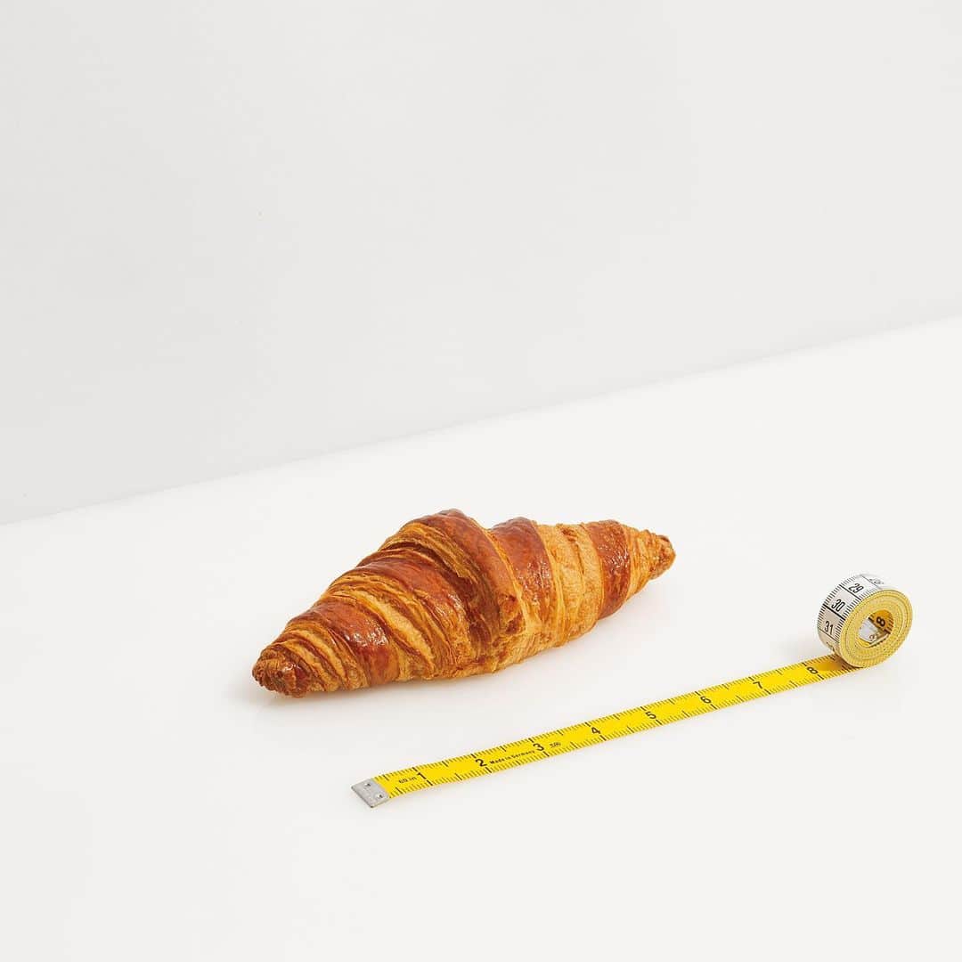 のインスタグラム：「＼自由が丘丸ごと！パン大図鑑🥐／﻿ ﻿ アバウトな手のひら換算サイズはご参考までに😉﻿ 〈LE FOURNIL DE PIERRE 自由が丘店〉の定番は「クロワッサン」。仏産A.O.P.発酵バターを使用したリッチなパン。ひと口で芳醇なバターの香りが広がります！﻿ ﻿ 【CITYGUIDE 自由が丘百科事典。発売中！】﻿ #Hanako #Hanako_magazine #Hanako30th #自由が丘 #jiyugaoka #自由が丘カフェ #自由が丘ランチ #自由が丘グルメ #お散歩 #コーヒースタンド #丁寧な暮らし #スイーツ巡り #スイーツ部 #おでかけ #休日 #カフェ #カフェ部 #カフェ巡り #カメラ女子 #カメラ部 #東京グルメ #東京カフェ#コーヒー #mytokyois #tokyotokyo #パン好き #LEFOURNILDEPIERRE #photoby_MisaNakagaki﻿」