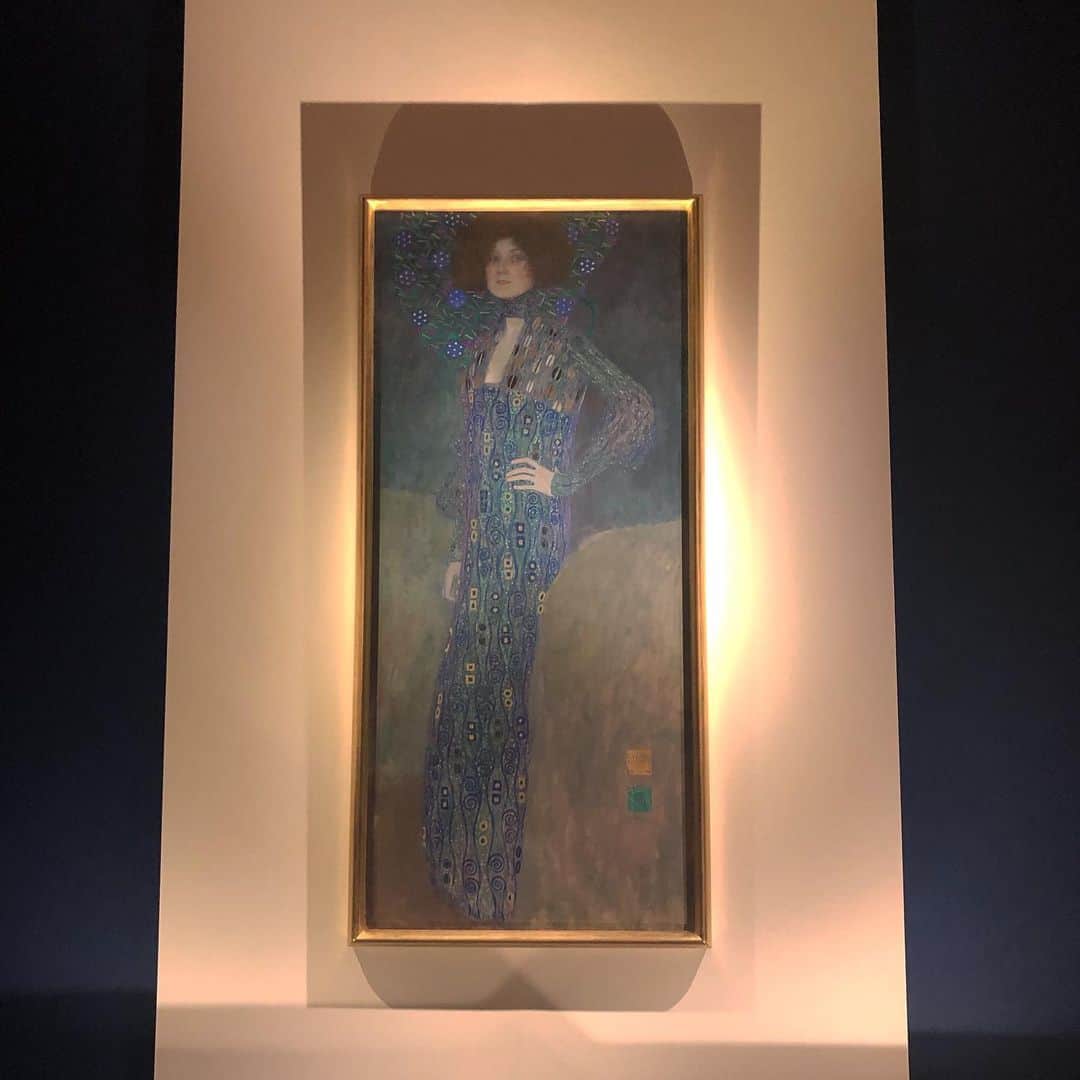 レイモンド愛華のインスタグラム：「やっと見れた、、！ ほんまに綺麗 ・ ・ ・ #クリムト展 #エミーリエフレーゲの肖像 #美術館 #art」