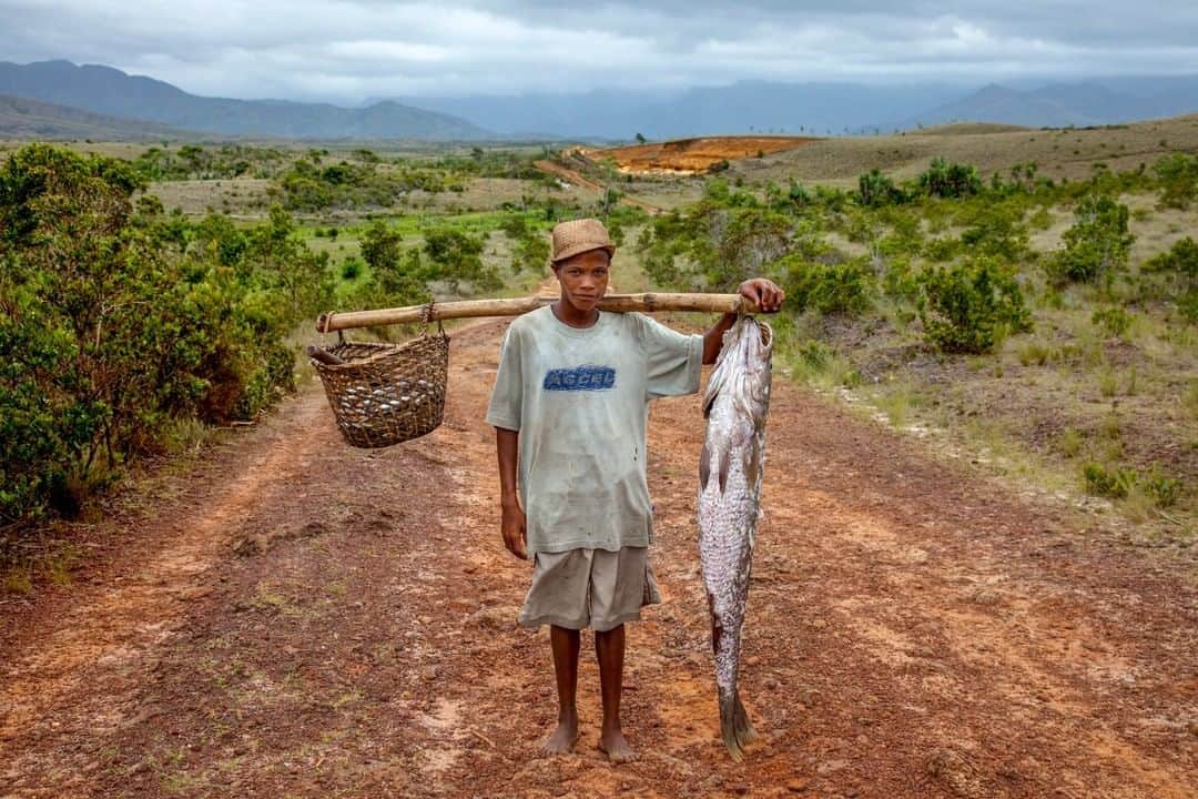 ナショナルジオグラフィックさんのインスタグラム写真 - (ナショナルジオグラフィックInstagram)「Photo by Ed Kashi @edkashi | A fish runner stops for his portrait near St. Lucia, Madagascar, in 2010. This image was part of the work I produced from my Prix Pictet award; the focus of the work was #sustainability. #madagascar #africa #fish #portrait」10月10日 19時38分 - natgeo