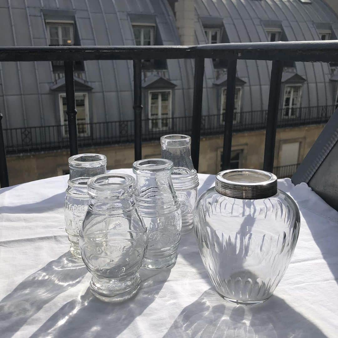 五明祐子さんのインスタグラム写真 - (五明祐子Instagram)「一輪挿しに良さそうな小さな瓶と コロンとした形が可愛い花瓶。 こちらは先週、フランスのAmiensの大きな蚤の市で見つけたもの☺️ ・ ・ #パリ#蚤の市#Amiens#アミアン##lepetitmarchédeparisetlebouquetdemassa」10月10日 19時38分 - gomyoyuko