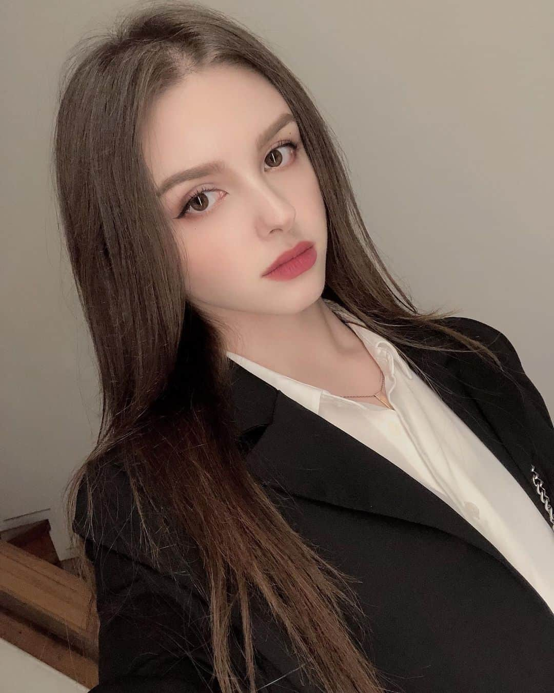 Elina 엘리나 (エリナ) さんのインスタグラム写真 - (Elina 엘리나 (エリナ) Instagram)「Do you like suit?🖤 수트 좋아하세요?」10月10日 19時53分 - elina_4_22