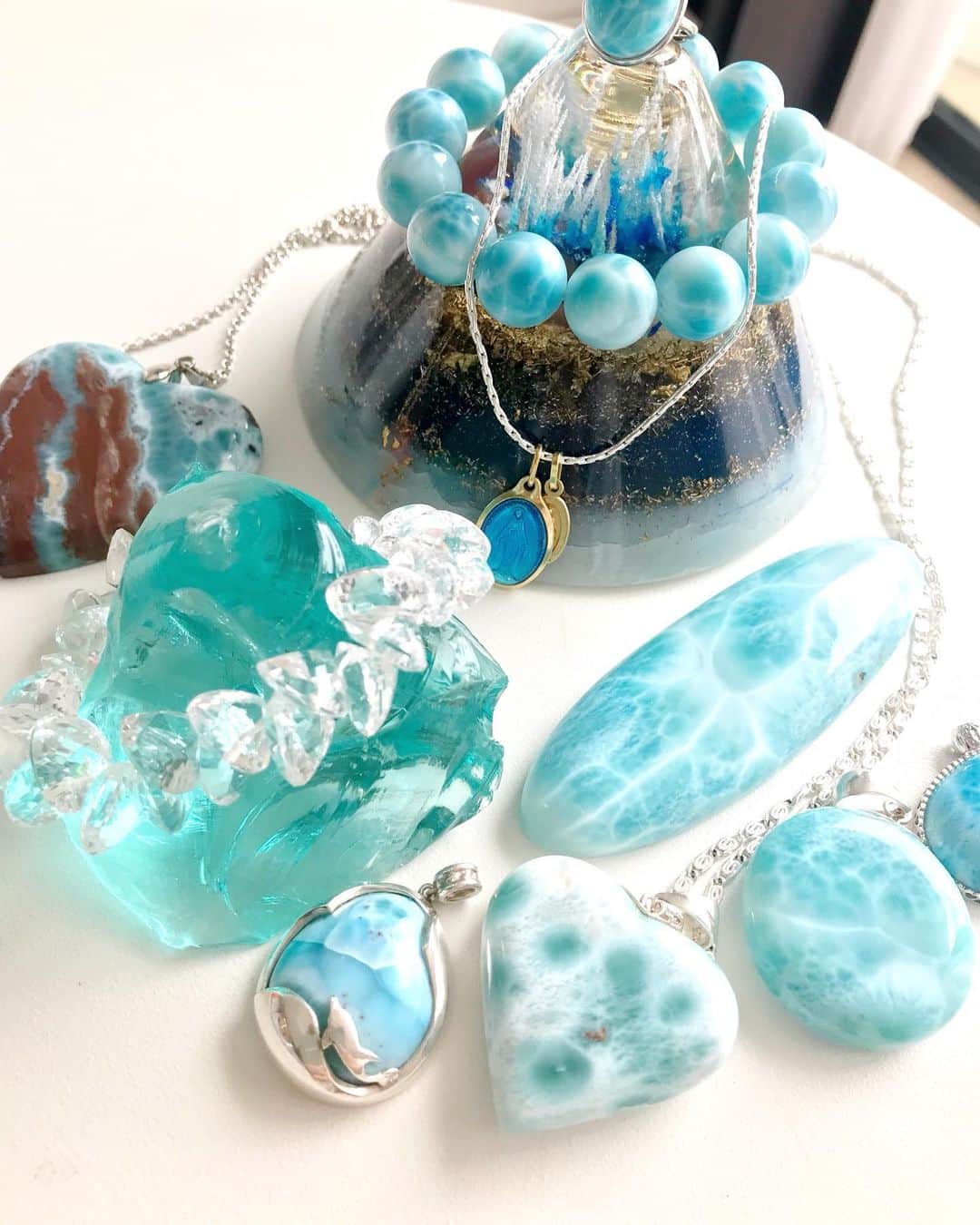 葉月祥子のインスタグラム：「私の大好きなもの達🧜🏻‍♀️✨﻿ ﻿ ラリマー 、アンダラクリスタル、イビサ島でお迎えしたオルゴナイト 👼🌈﻿ ﻿ 真ん中のネックレスは、パリの不思議のメダイ教会の マリア様のメダイです💕﻿ 差し上げた友達にも、数々の奇跡を起こしている魔法のメダイ☺️💕﻿ ﻿ いつも身につけてる 大切なもの🌈﻿ ﻿ 宝物や、天然石を眺めている時間が本当に好きです☺️💕﻿ ﻿ #宝物 #大好きなもの達に囲まれて #ラリマー #larimar #アンダラクリスタル #不思議のメダイ #メダイ教会 #奇跡のメダイユ ﻿#パワーストーン  #クリスタル #naturalstone ﻿#海を感じるものが好き ﻿」