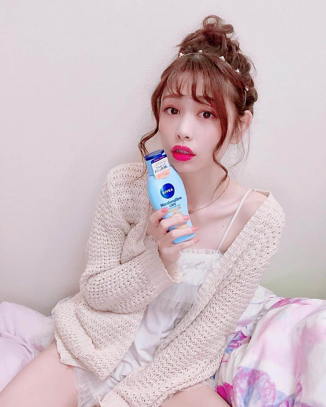 高橋里彩子さんのインスタグラム写真 - (高橋里彩子Instagram)「今回アンバサダーをさせてもらう﻿ マシュマロケアボディミルクを﻿ ニベア花王様から頂いたので﻿ 皆さんにもぜひ試してもらいたい😋💗💗﻿ ﻿ ﻿ ﻿  お風呂上りや気づいたときに ﻿ ボディケアできるからおすすめ🍓﻿ ﻿ ﻿ ﻿ ﻿ すごく香りが良くて﻿ 滑りが良くてマッサージ向きだと私は思う(*´∇`*) ﻿ ﻿ ﻿ ﻿ これからの乾燥する時期におすすめです👍🏻 ﻿ ﻿ これで女子力uP→だ😋♥ ﻿ ﻿ ﻿ ﻿ ﻿ #マシュマロ肌でお出かけ #撮影前の #マシュマロケア #ローリエプレス #AD #マッサージ #ボディクリーム #マシュマロ肌 #ナイトルーティーン #ローリエガールズ #NIVEA #ニベア」10月10日 19時46分 - konkonwanwan