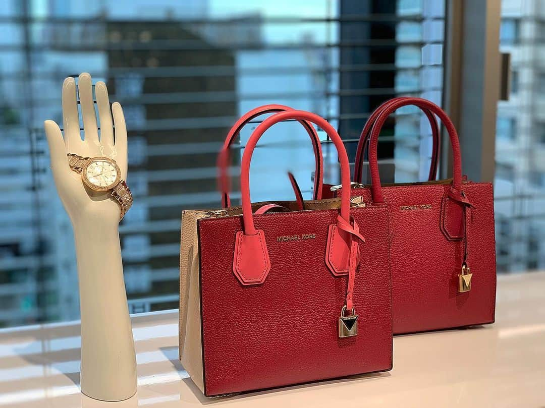 小山莉奈さんのインスタグラム写真 - (小山莉奈Instagram)「@michaelkors ❤︎ 今季限定アイテムや スニーカー等可愛いアイテムがたくさんでした︎☺︎ わたしが写真で持っている イエローのカバンも可愛かった💛 会場内にはカジノスペースもあり、 初めてブラックジャックを✨ . #michelkors #mkho19 #マイケルコース」10月10日 19時48分 - koyama_rina