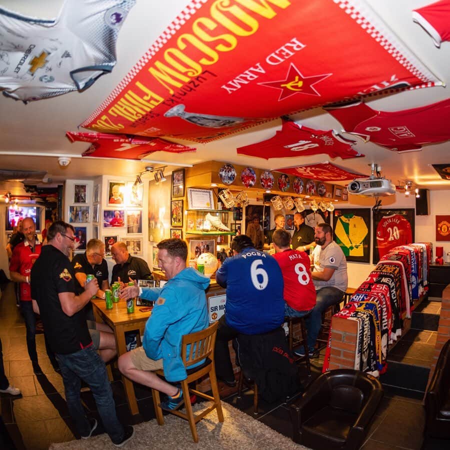 マンチェスター・ユナイテッドさんのインスタグラム写真 - (マンチェスター・ユナイテッドInstagram)「👑 Eric #Cantona recently paid a special visit to Little Old Trafford Pub in Lyngdal, Norway, and #InsideUnited was there to see it! 🇳🇴」10月10日 19時48分 - manchesterunited