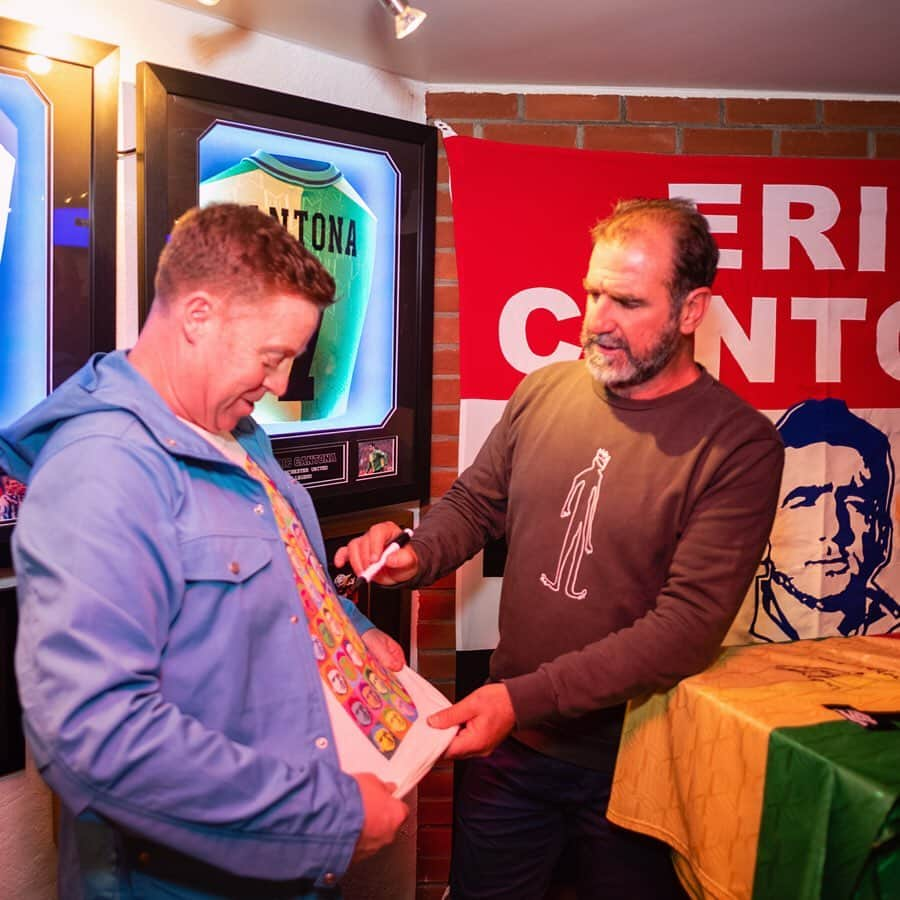 マンチェスター・ユナイテッドさんのインスタグラム写真 - (マンチェスター・ユナイテッドInstagram)「👑 Eric #Cantona recently paid a special visit to Little Old Trafford Pub in Lyngdal, Norway, and #InsideUnited was there to see it! 🇳🇴」10月10日 19時48分 - manchesterunited