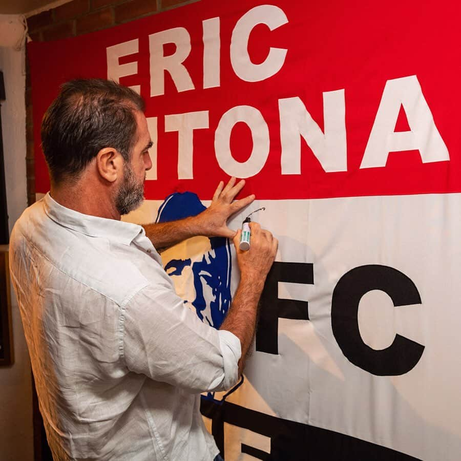 マンチェスター・ユナイテッドさんのインスタグラム写真 - (マンチェスター・ユナイテッドInstagram)「👑 Eric #Cantona recently paid a special visit to Little Old Trafford Pub in Lyngdal, Norway, and #InsideUnited was there to see it! 🇳🇴」10月10日 19時48分 - manchesterunited