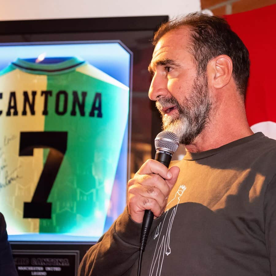 マンチェスター・ユナイテッドさんのインスタグラム写真 - (マンチェスター・ユナイテッドInstagram)「👑 Eric #Cantona recently paid a special visit to Little Old Trafford Pub in Lyngdal, Norway, and #InsideUnited was there to see it! 🇳🇴」10月10日 19時48分 - manchesterunited